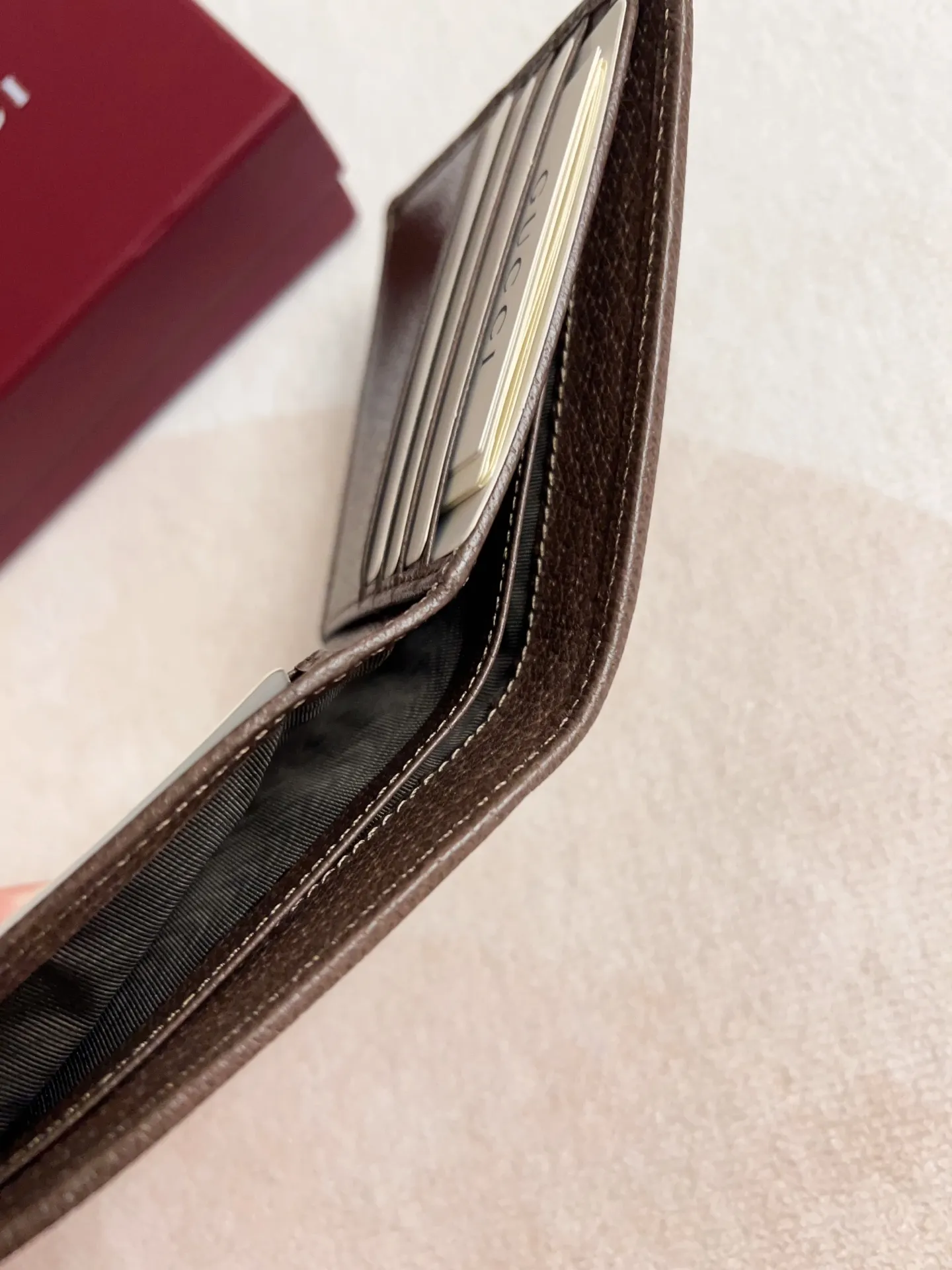💰300 🇭🇺🇭🇺 New model synchronized with the official website! Ophidia series ~ short wallet, 🍉🍉 made of GG Supreme original factory pig grain first-layer cowhide with PVC 🍉🍉 equipped with iconic double G hardware marks, classic red and green webbing, exquisitely made! 🍉🍉Model number: 834271🍉🍉Size: 11x10cm, color: brown maroon
