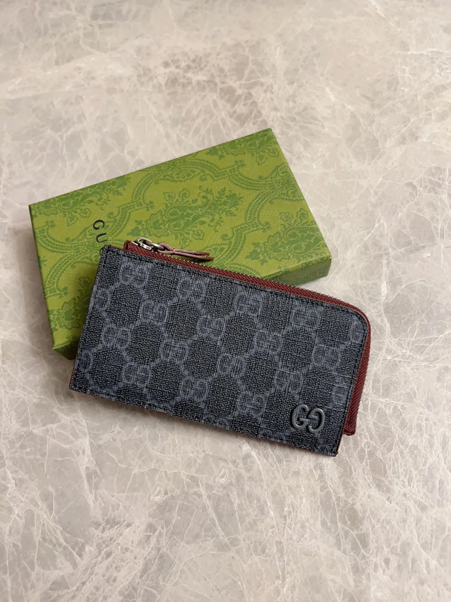 💰340 🇭🇺🇭🇺Gucci’s latest collection ~ card holder 🥗🥗 uses a two-tone design full of contrasting beauty to bring out the GG logo emblazoned on the bag🥗🥗The fabric is black GG, and the lining is made of contrasting cowhide leather 🥗🥗Black GG Supreme canvas, 🥗🥗with dark gray ceramic effect double G, size: 13.5x 8cm model: 795233 (original product)