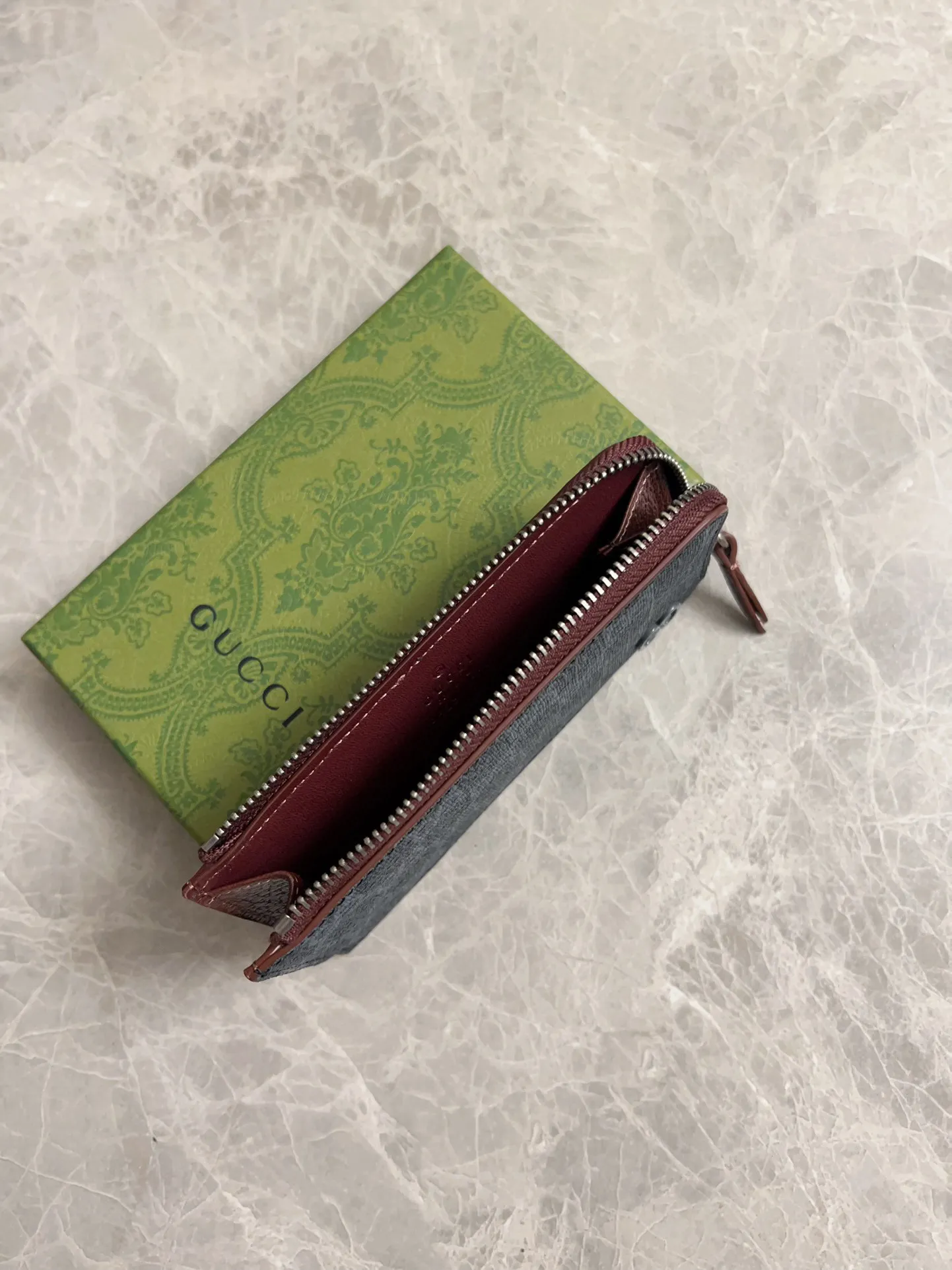 💰340 🇭🇺🇭🇺Gucci’s latest collection ~ card holder 🥗🥗 uses a two-tone design full of contrasting beauty to bring out the GG logo emblazoned on the bag🥗🥗The fabric is black GG, and the lining is made of contrasting cowhide leather 🥗🥗Black GG Supreme canvas, 🥗🥗with dark gray ceramic effect double G, size: 13.5x 8cm model: 795233 (original product)