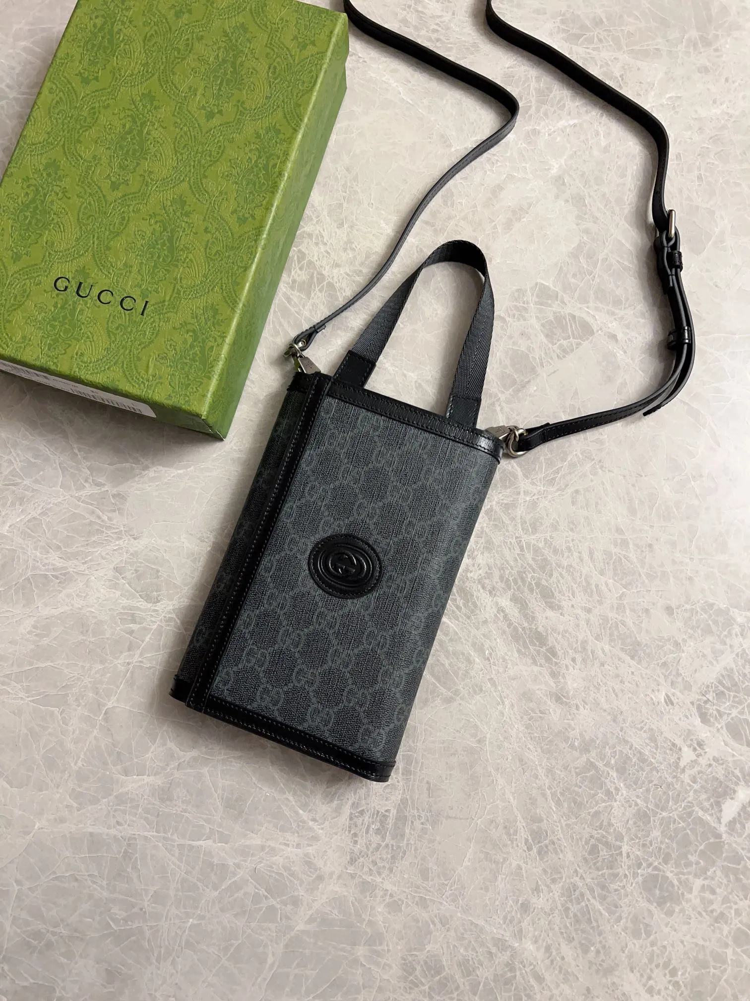 💰720🇮🇹🇮🇹The latest Gucci, synchronized with counters! 🪅🪅 Interlocking Double G clutch bag, 🪅🪅 oval interlocking Double G leather label, Double G fabric with cowhide piping, 🪅🪅Model number: 724358, size: 20x14X4cm (open 40cm) can be carried cross-body or portable, built-in (mobile phone + card holder + cash) three essentials for going out, integrated into one! Fashion item! Awesome! 🪅🪅