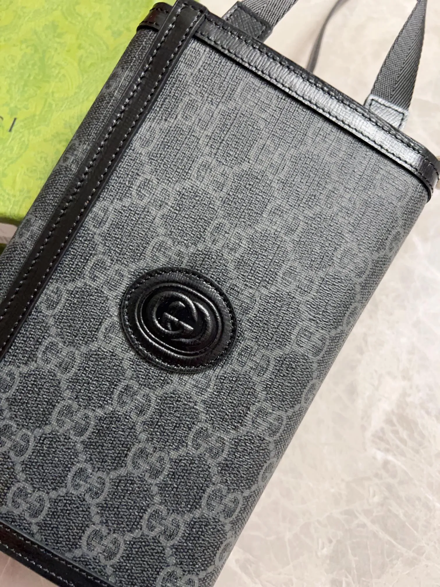💰720🇮🇹🇮🇹The latest Gucci, synchronized with counters! 🪅🪅 Interlocking Double G clutch bag, 🪅🪅 oval interlocking Double G leather label, Double G fabric with cowhide piping, 🪅🪅Model number: 724358, size: 20x14X4cm (open 40cm) can be carried cross-body or portable, built-in (mobile phone + card holder + cash) three essentials for going out, integrated into one! Fashion item! Awesome! 🪅🪅