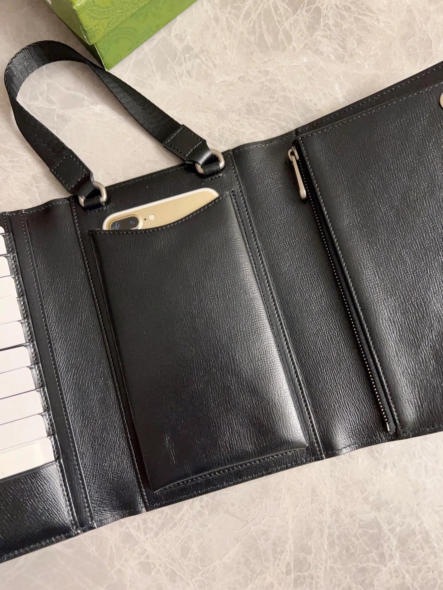 💰720🇮🇹🇮🇹The latest Gucci, synchronized with counters! 🪅🪅 Interlocking Double G clutch bag, 🪅🪅 oval interlocking Double G leather label, Double G fabric with cowhide piping, 🪅🪅Model number: 724358, size: 20x14X4cm (open 40cm) can be carried cross-body or portable, built-in (mobile phone + card holder + cash) three essentials for going out, integrated into one! Fashion item! Awesome! 🪅🪅