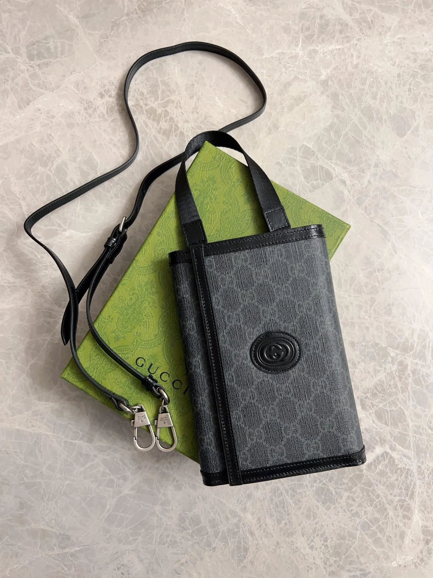 💰720🇮🇹🇮🇹The latest Gucci, synchronized with counters! 🪅🪅 Interlocking Double G clutch bag, 🪅🪅 oval interlocking Double G leather label, Double G fabric with cowhide piping, 🪅🪅Model number: 724358, size: 20x14X4cm (open 40cm) can be carried cross-body or portable, built-in (mobile phone + card holder + cash) three essentials for going out, integrated into one! Fashion item! Awesome! 🪅🪅
