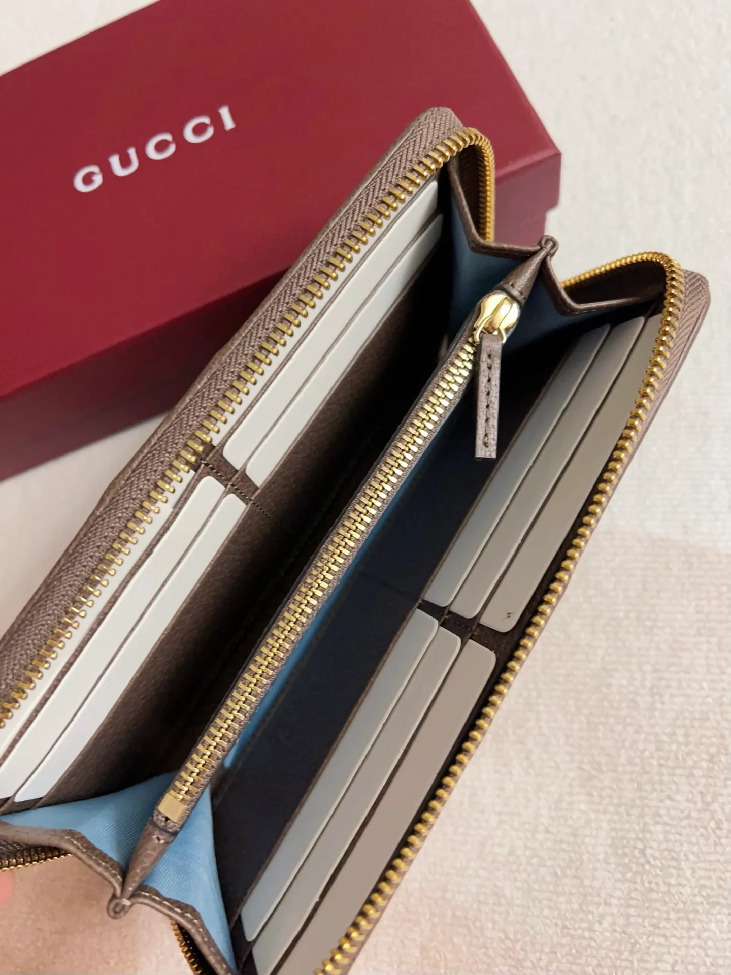 💰440🇭🇺🇭🇺 The official website is synchronized with the new model! Ophidia series ~ zipper wallet, 🍉🍉 made of GG Supreme original factory pig grain first-layer cowhide with PVC 🍉🍉 equipped with iconic double G hardware marks, classic red and green webbing, high-end cotton zipper ~ refined! 🍉🍉Model number: 838484🍉🍉Size: W19xH10xD2.5cm, Color: Brown