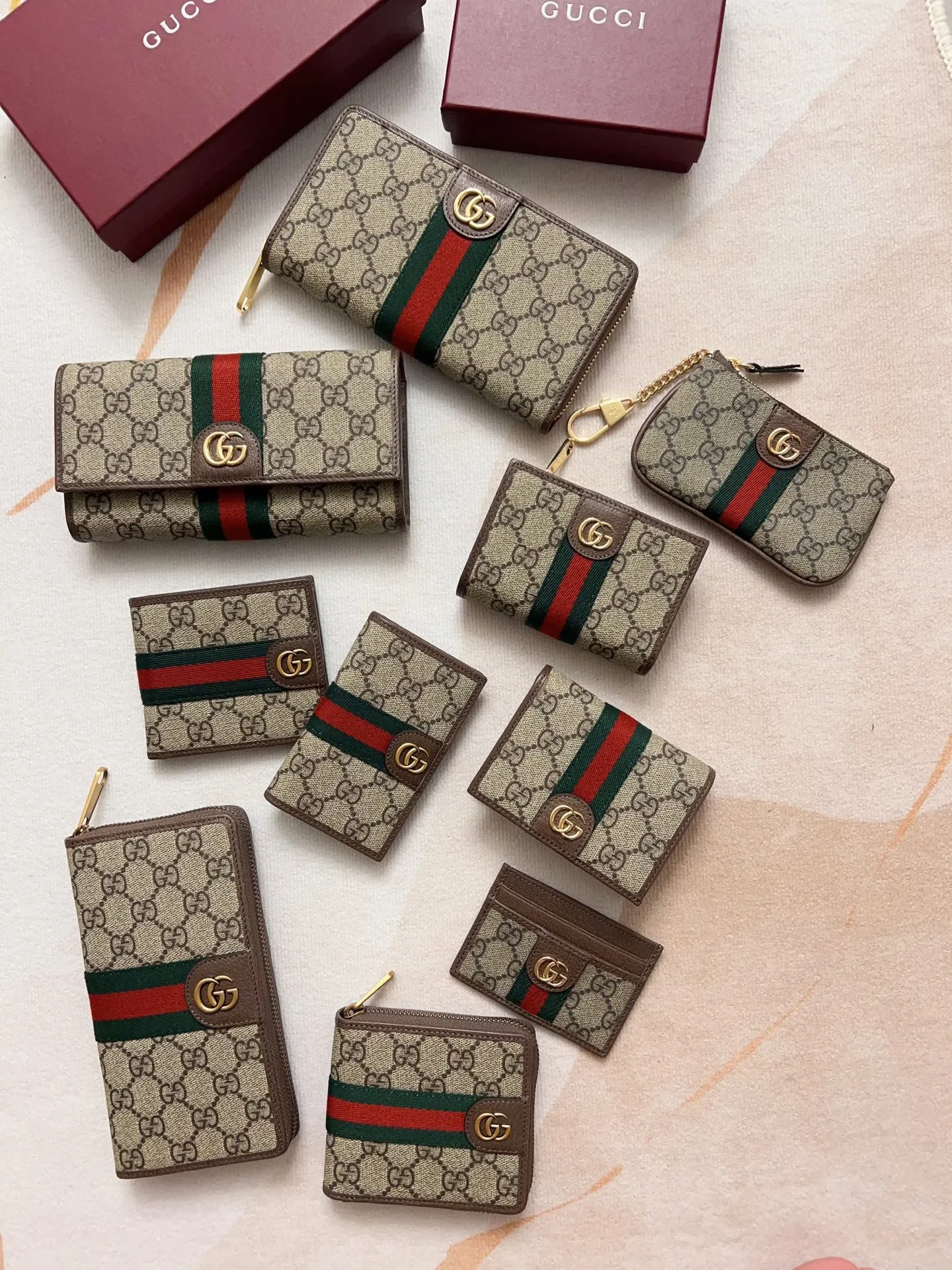 💰440🇭🇺🇭🇺 The official website is synchronized with the new model! Ophidia series ~ zipper wallet, 🍉🍉 made of GG Supreme original factory pig grain first-layer cowhide with PVC 🍉🍉 equipped with iconic double G hardware marks, classic red and green webbing, high-end cotton zipper ~ refined! 🍉🍉Model number: 838484🍉🍉Size: W19xH10xD2.5cm, Color: Brown