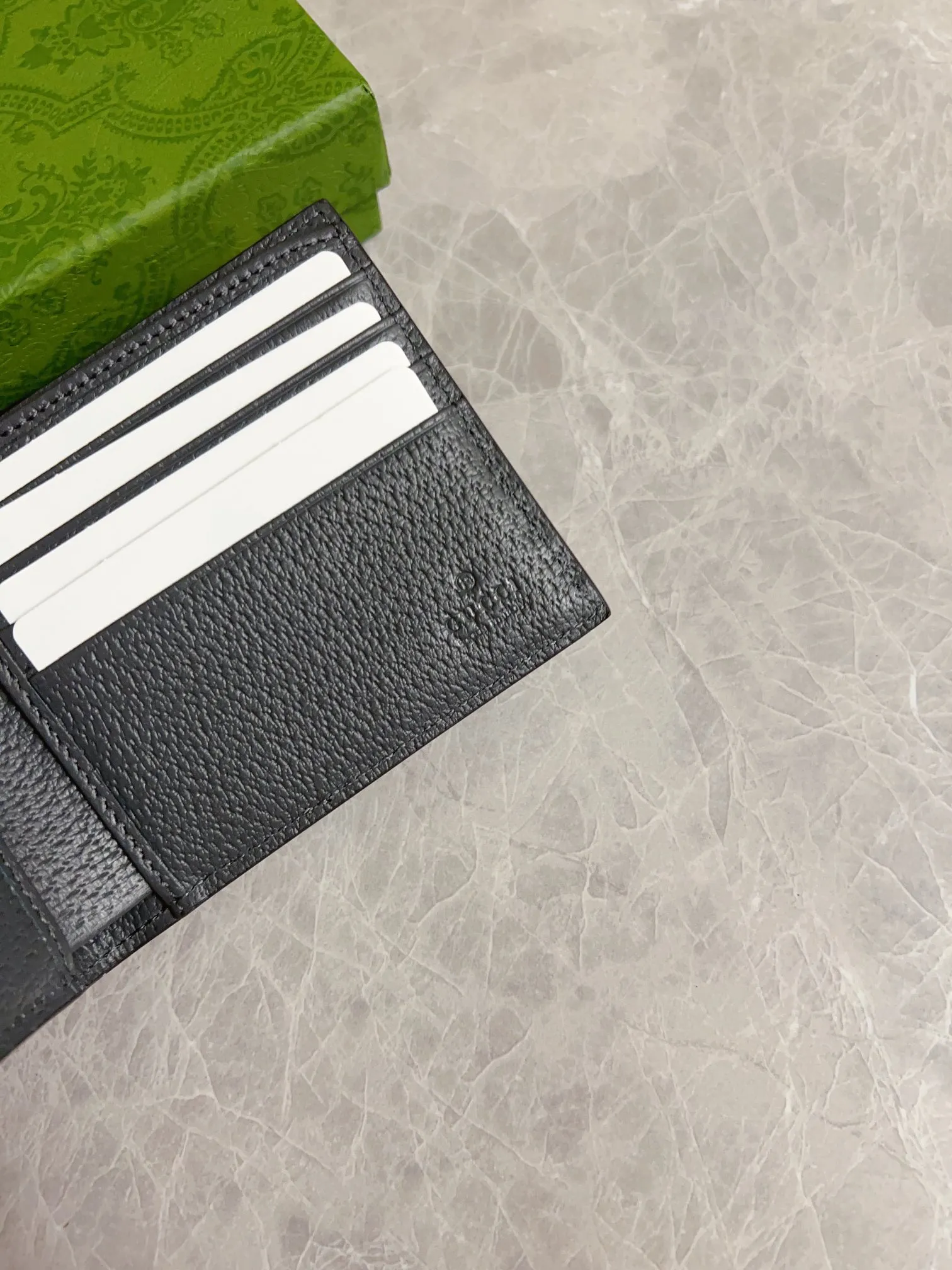 💰300🇭🇺🇭🇺GucciO’s latest phidia series short wallet, Ophidia series items have endless retro feelings. Gray GG Supreme canvas, gray cowhide piping, palladium tone accessories Double G Model: 597606 (double-sided card) Size: 12x 9.5cm Color: gray/pvc.