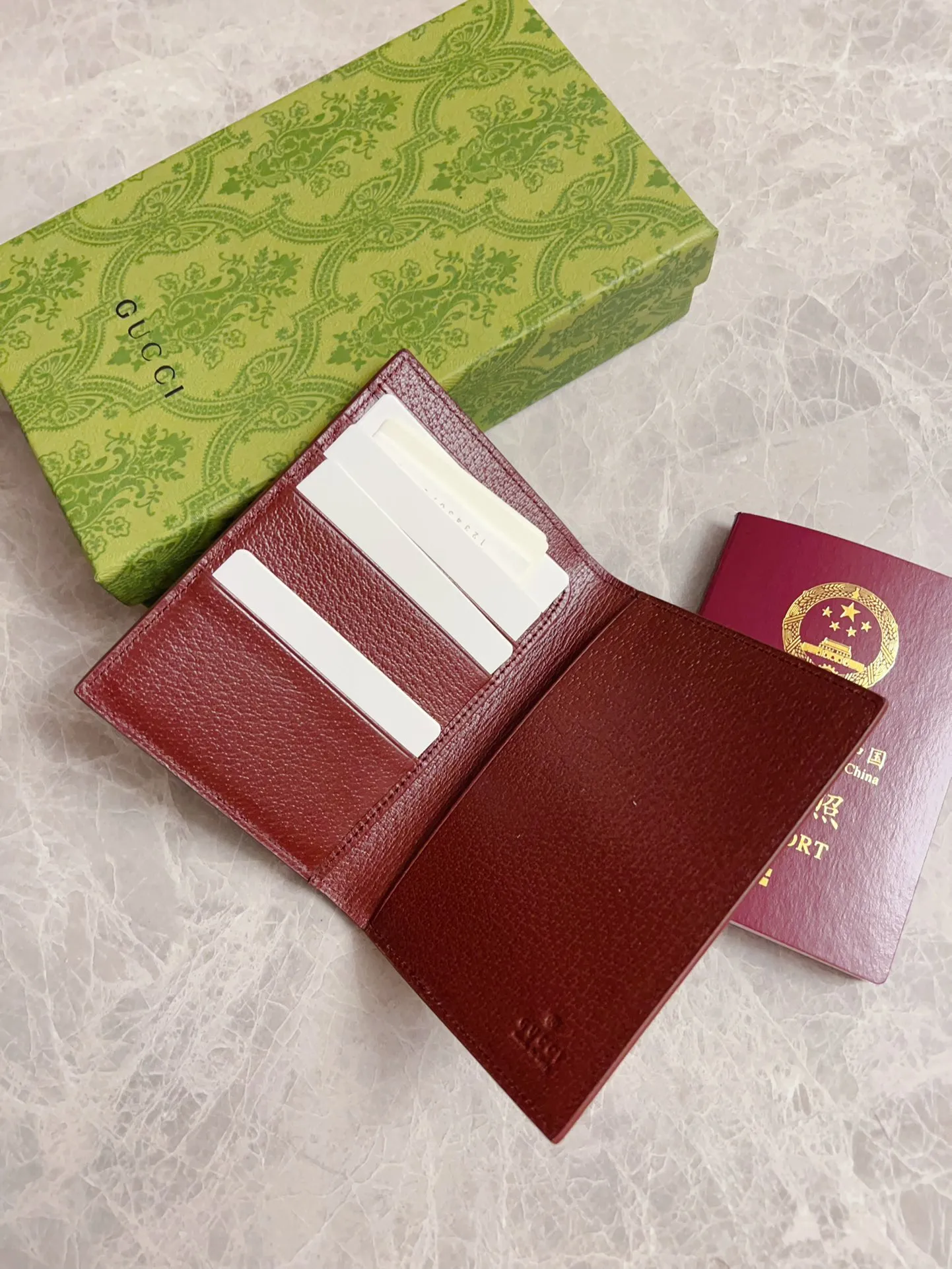 💰340 🇭🇺🇭🇺Gucci’s latest series is presented ~ Passport Holder 🧬🧬The two-tone design full of contrasting beauty makes the GG logo emblazoned on the bag show off🧬🧬Brown/Brown Brown/Maroon Size: 13.5x 9.5cm Model: 795229