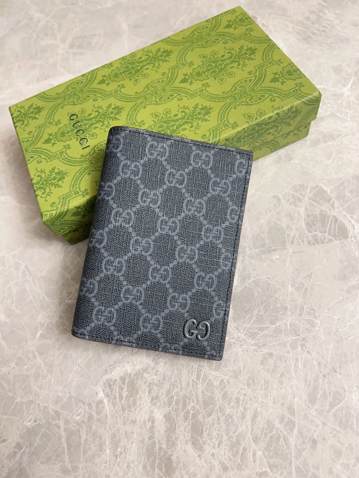 💰360 🇭🇺🇭🇺Gucci’s latest collection ~ Passport holder 🧬🧬The two-tone design full of contrasting beauty makes the GG logo emblazoned on the bag stand out🧬🧬The fabric is made of black GG and the lining is made of contrasting cowhide 🧬🧬Black GG Supreme canvas with dark gray ceramic effect double G, size: 13.5x 9.5cm Model: 795229