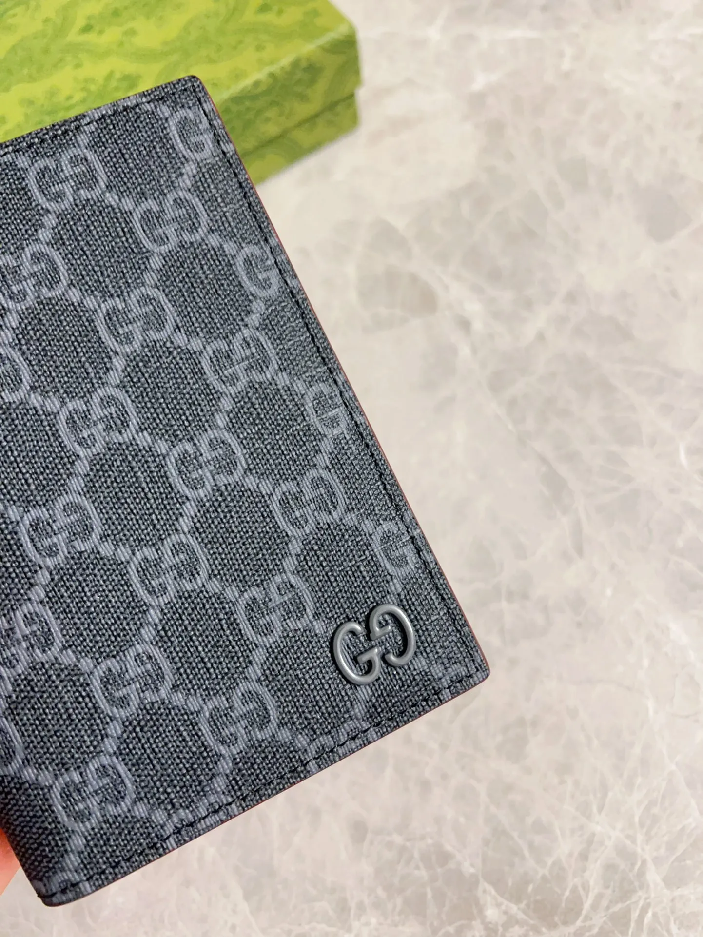 💰360 🇭🇺🇭🇺Gucci’s latest collection ~ Passport holder 🧬🧬The two-tone design full of contrasting beauty makes the GG logo emblazoned on the bag stand out🧬🧬The fabric is made of black GG and the lining is made of contrasting cowhide 🧬🧬Black GG Supreme canvas with dark gray ceramic effect double G, size: 13.5x 9.5cm Model: 795229