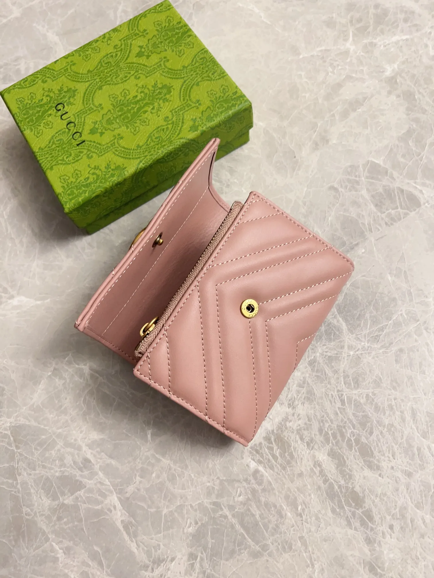 💰400 🇭🇺🇭🇺2017 official website synchronization~Double G bronze metal folding short clip has arrived! 👒👒Counter quality top quality cowhide embroidered wave pattern👒👒Privately ordered hardware and exquisite workmanship👒👒Unique design style zipper coin bag! 👒👒Model: 474802, color: black, bright red, nude pink, size: 12x9.5x2.5cm, fully open 19.5cm