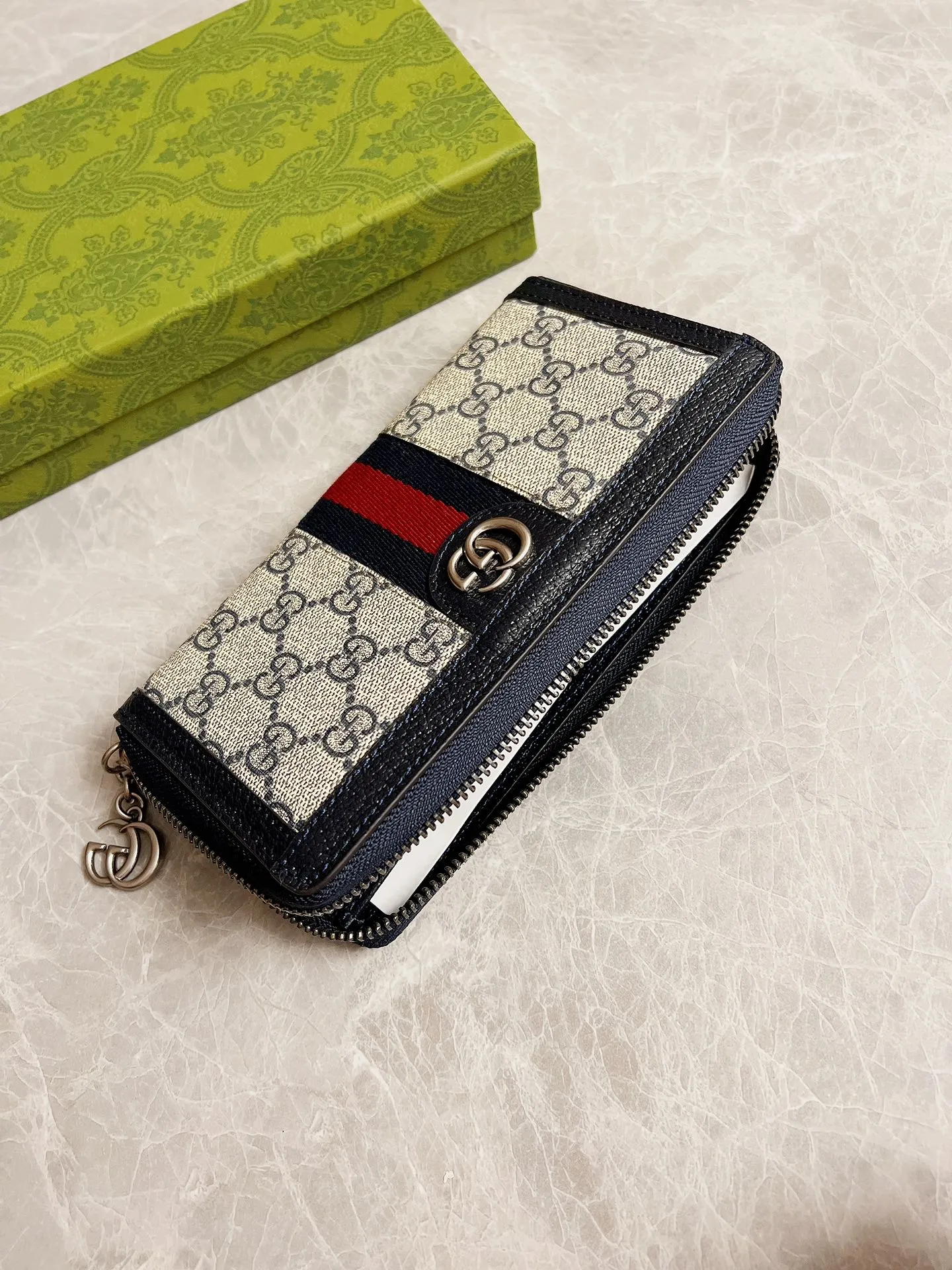 [Top original order] [Authentic packaging] 💰410🇭🇺🇭🇺 The official website is synchronized with the new model! Ophidia series ~ long zipper clip, 🧤🧤 is made of GG Supreme high-grade blue PVC fabric 🧤🧤 with iconic double G gun silver hardware marks, classic blue and red webbing, exquisitely made! 🧤🧤Model number: 523154, size: W19xH10xD3cm, color: blue PVC