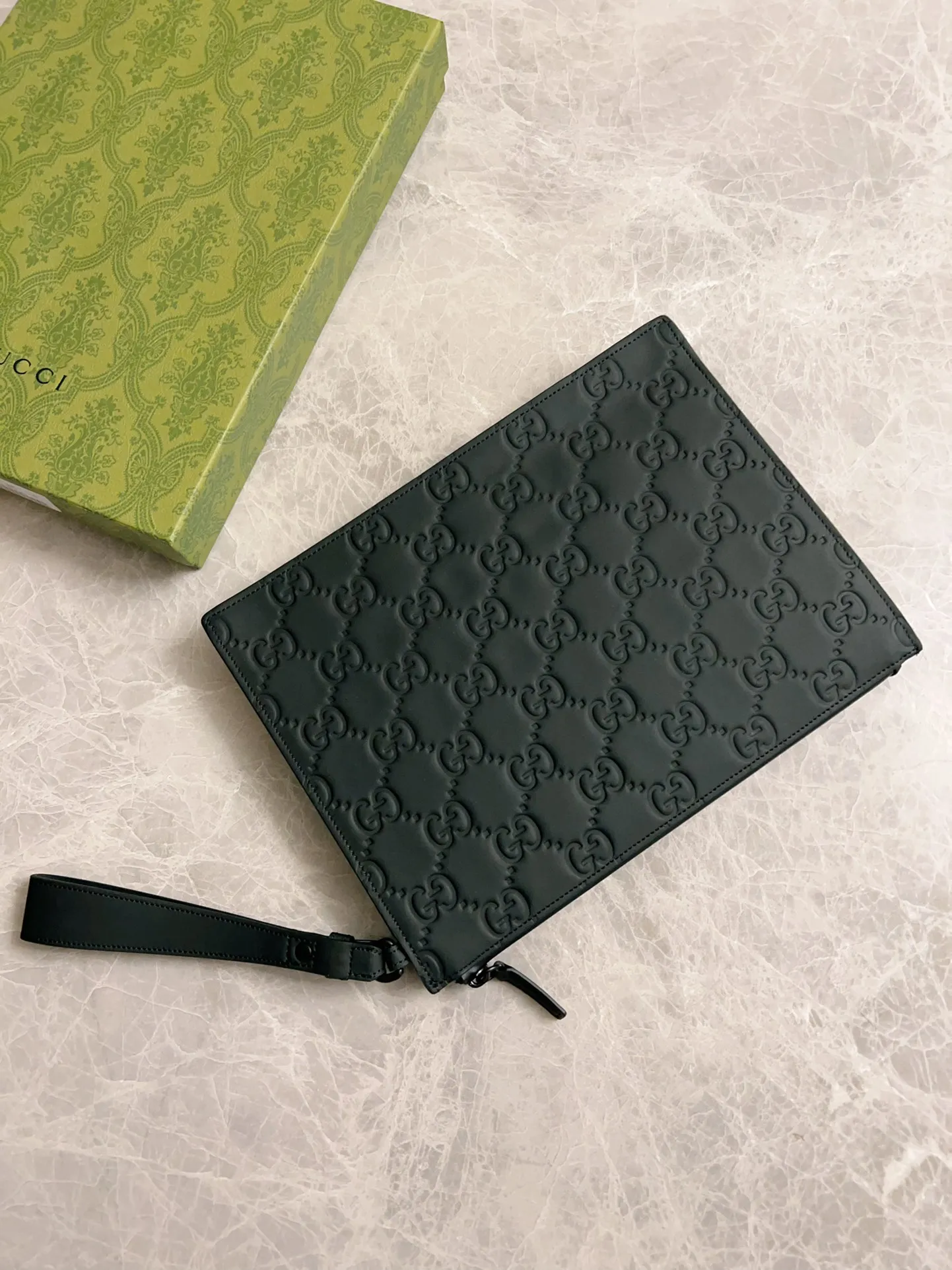 💰580 🇭🇺🇭🇺gucci's new men's series of original black rubber effect are now available🎋🎋Model number: 771319, size: 28x22x3.5cm🎋🎋Counter quality, top-notch original goods, real photos🎋🎋