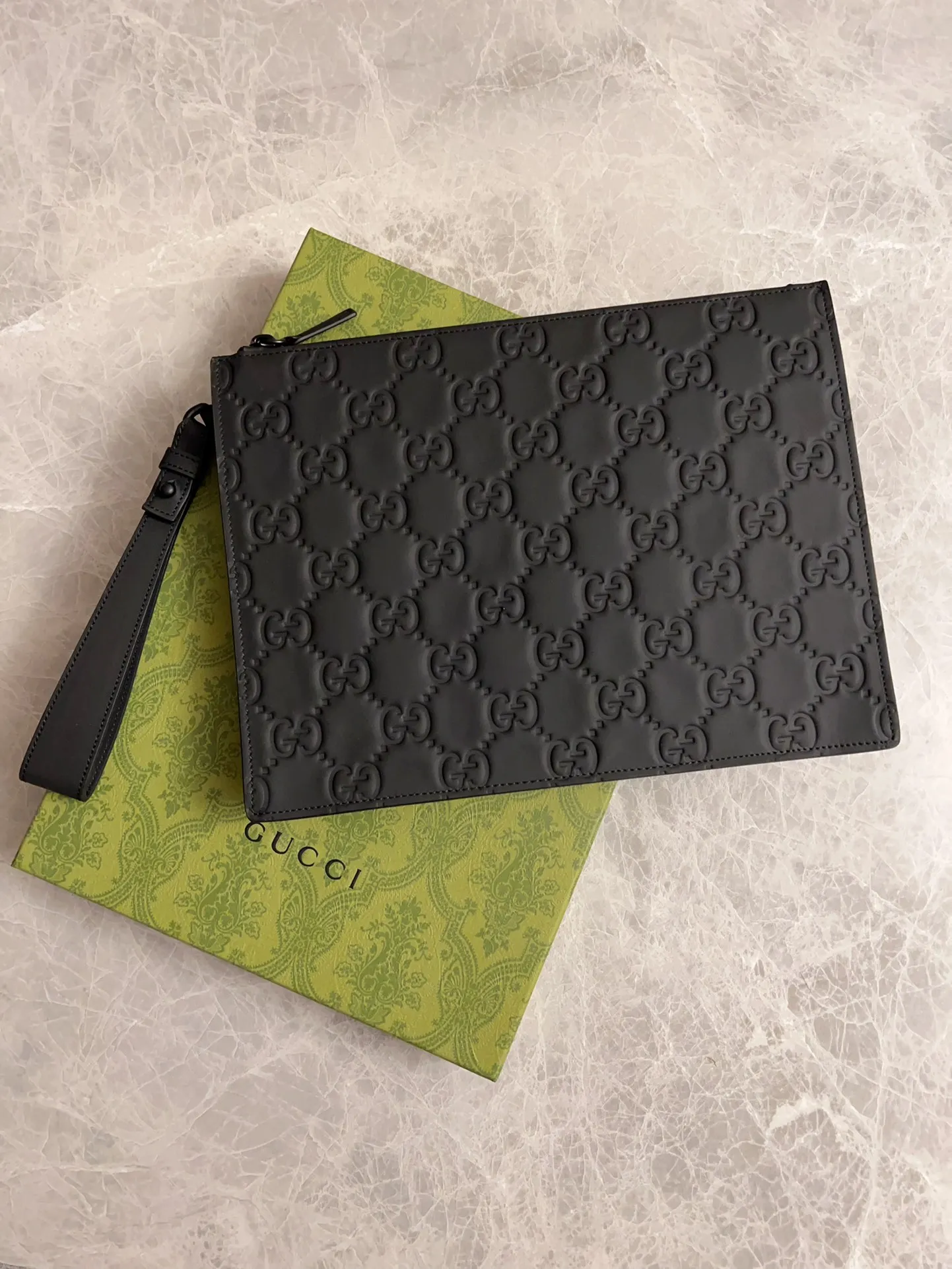 💰580 🇭🇺🇭🇺gucci's new men's series of original black rubber effect are now available🎋🎋Model number: 771319, size: 28x22x3.5cm🎋🎋Counter quality, top-notch original goods, real photos🎋🎋