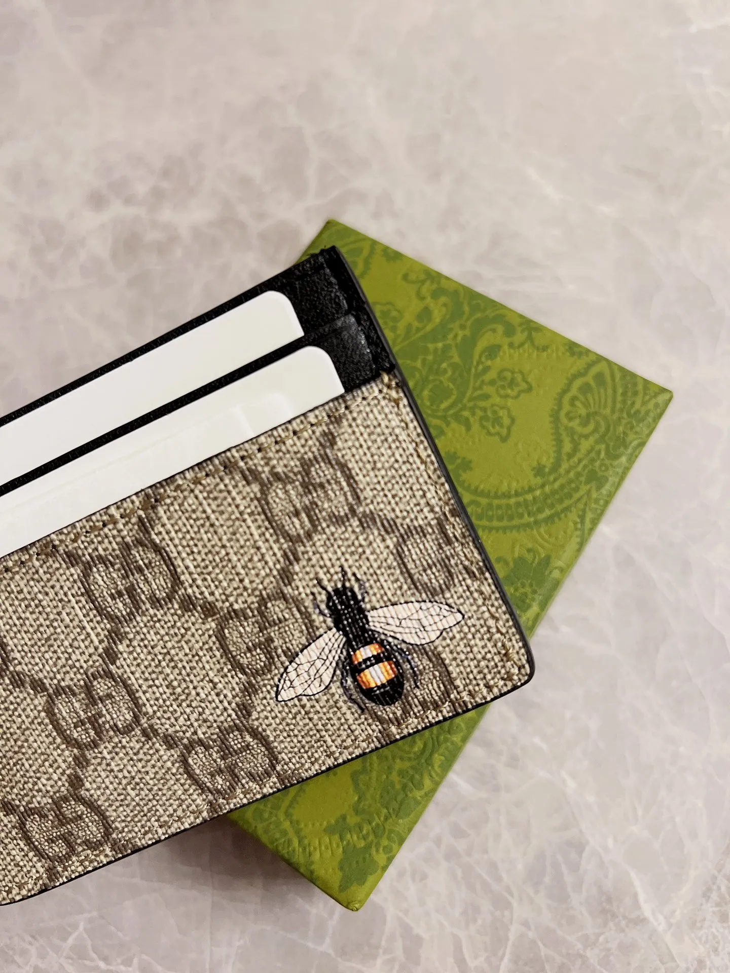 💰200 🇭🇺🇭🇺New men’s small card holder! 🐍🐍Synchronized with the counter, original shaved leather with high-quality PVC fabric🐍🐍Tear-printed latest bee logo🐍🐍Oil edges with fine workmanship, simple and elegant, fashionable and domineering,🐍🐍Model: 451277, size: 10x7cm, color: brown PVC-black "Bee"