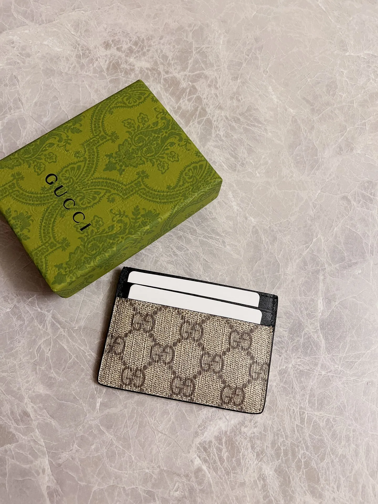 💰200 🇭🇺🇭🇺New men’s small card holder! 🐍🐍Synchronized with the counter, original shaved leather with high-quality PVC fabric🐍🐍Tear-printed latest bee logo🐍🐍Oil edges with fine workmanship, simple and elegant, fashionable and domineering,🐍🐍Model: 451277, size: 10x7cm, color: brown PVC-black "Bee"
