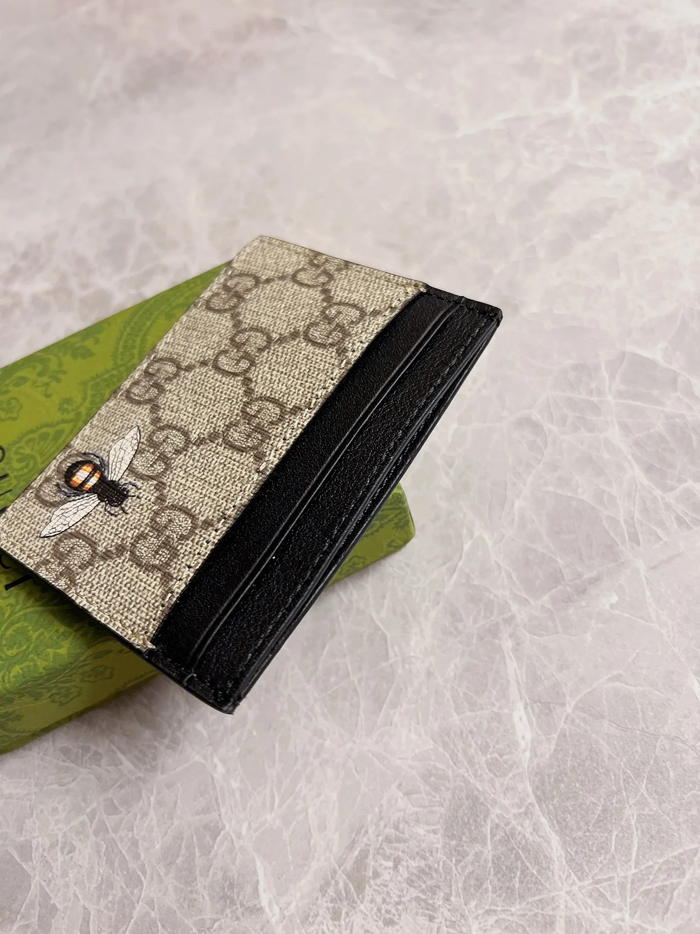 💰200 🇭🇺🇭🇺New men’s small card holder! 🐍🐍Synchronized with the counter, original shaved leather with high-quality PVC fabric🐍🐍Tear-printed latest bee logo🐍🐍Oil edges with fine workmanship, simple and elegant, fashionable and domineering,🐍🐍Model: 451277, size: 10x7cm, color: brown PVC-black "Bee"