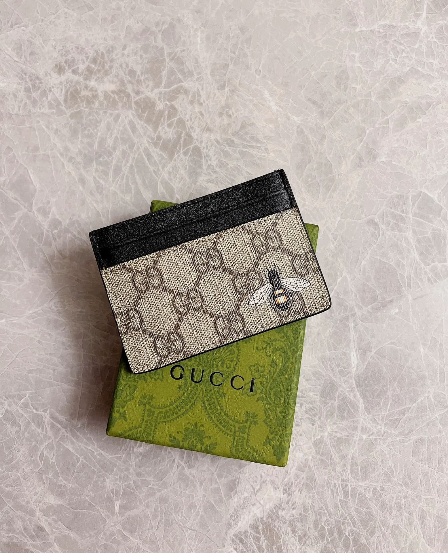 💰200 🇭🇺🇭🇺New men’s small card holder! 🐍🐍Synchronized with the counter, original shaved leather with high-quality PVC fabric🐍🐍Tear-printed latest bee logo🐍🐍Oil edges with fine workmanship, simple and elegant, fashionable and domineering,🐍🐍Model: 451277, size: 10x7cm, color: brown PVC-black "Bee"