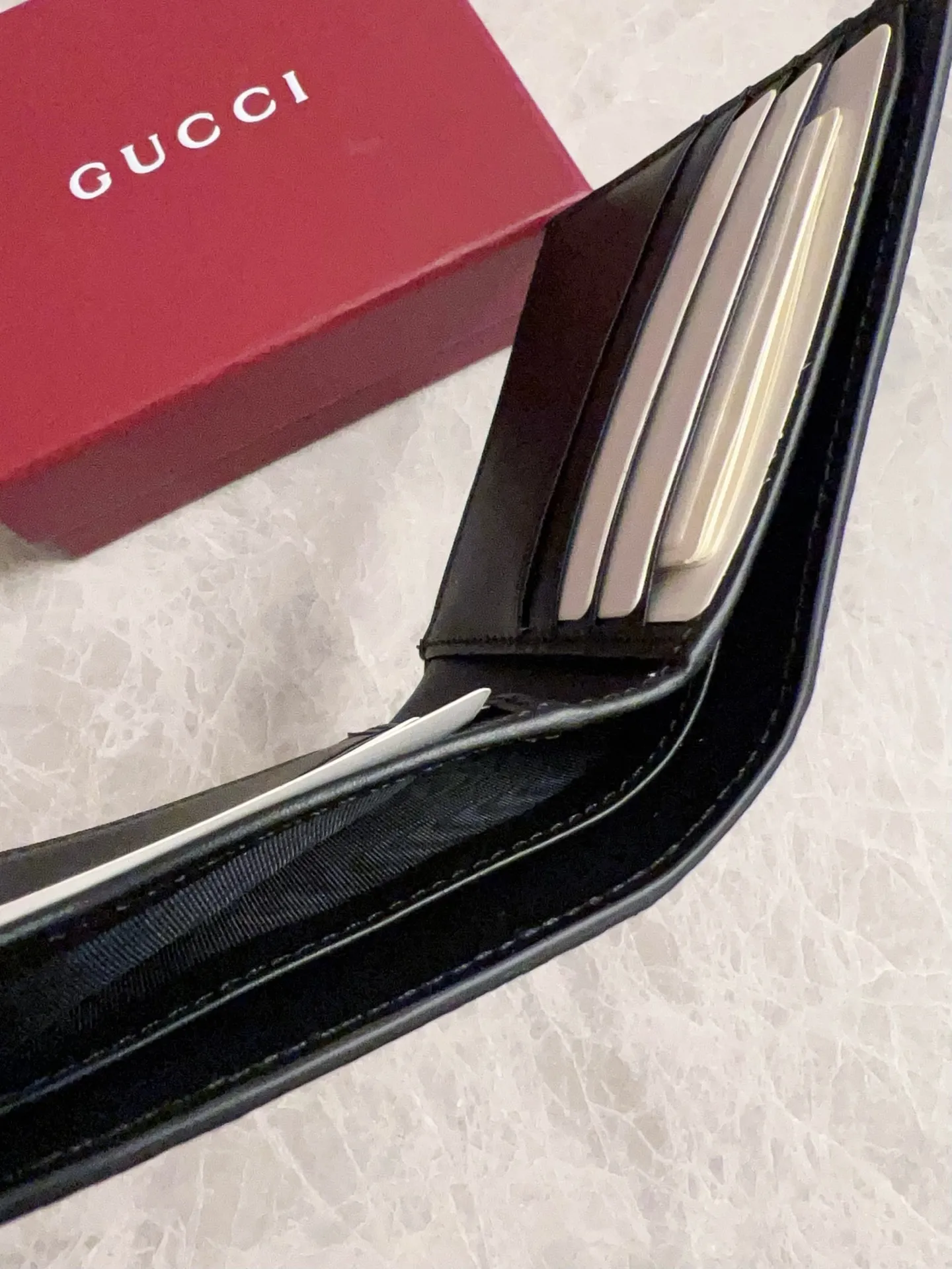 💰310🇭🇺🇭🇺GG Emblem series reinterprets the classic double G pattern with creative design and innovative functions. 🍃🍃New granular PVC fabric with original factory calfskin, fashionable and versatile! 🍃🍃Brown, black Model number: 821200 (insert cards on both sides) Size: 11x9cm