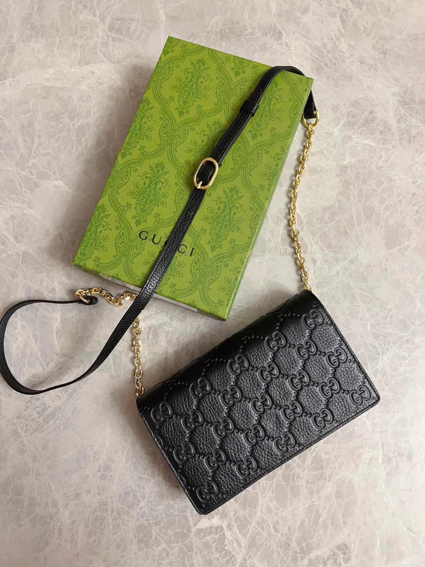The new GG Emblem series of ultra-soft lychee-colored embossed patterns are available in 8 exquisite styles! 💋💋810705, 815936, 815883, 815874, 815891, 815922, 815901, 821803