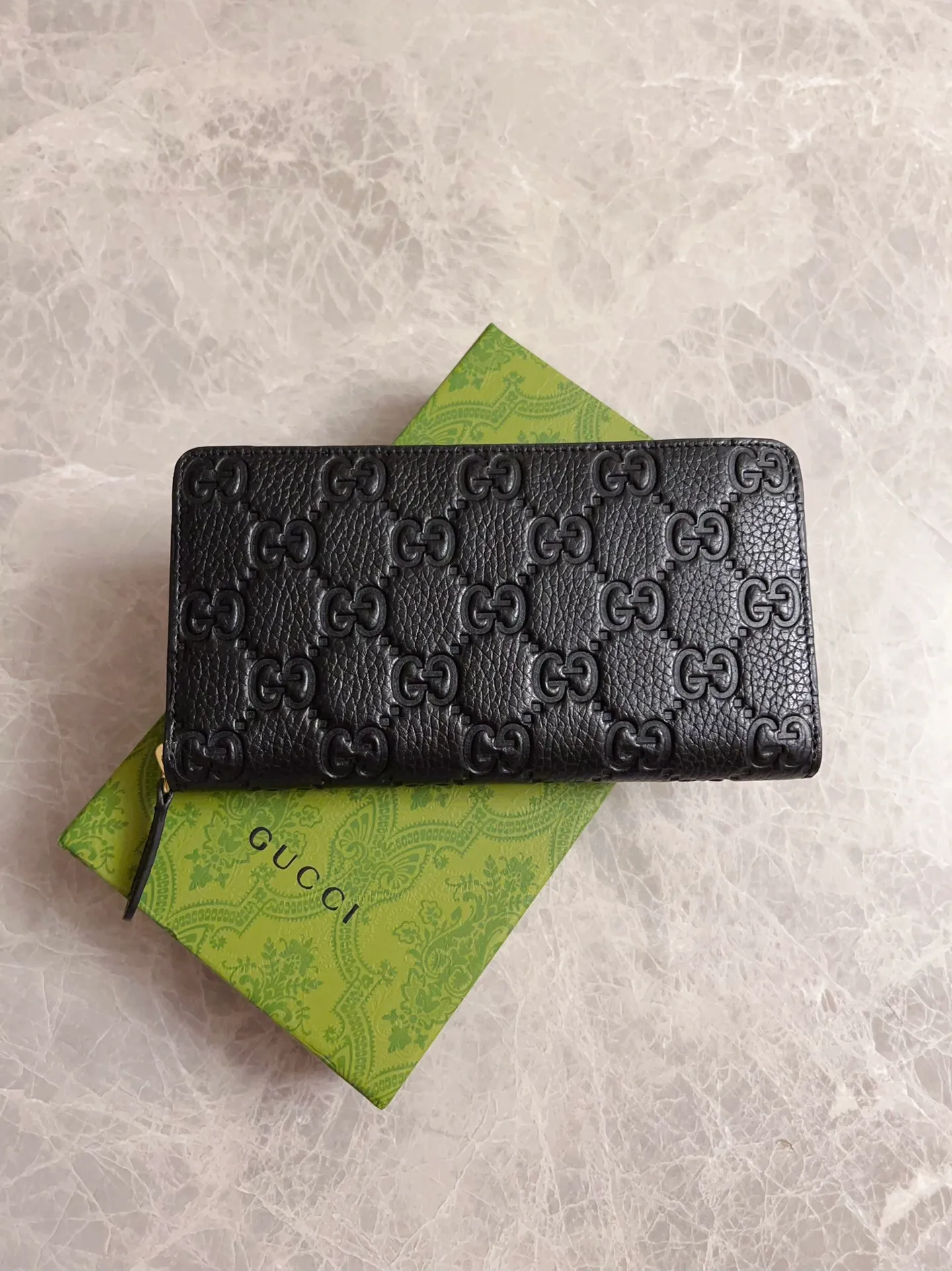 The new GG Emblem series of ultra-soft lychee-colored embossed patterns are available in 8 exquisite styles! 💋💋810705, 815936, 815883, 815874, 815891, 815922, 815901, 821803