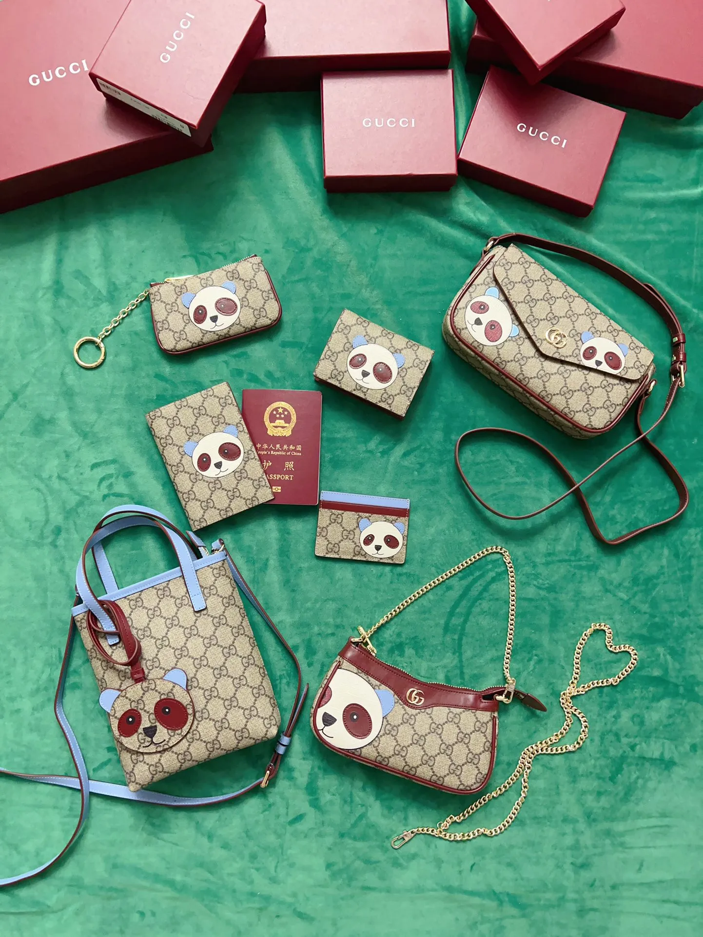 💰360 🇭🇺🇭🇺New products on official website! Exquisite key bag 🔑 ~ lipstick bag 💄🐹🐹 pvc with burgundy calfskin, with cute and exquisite cartoon patterns on the leather! 🐹🐹Style number 818768, size: 12x8x1.5cm, 🐹🐹Little red cat, puppy, panda, owl, exquisite and cute! Original product!