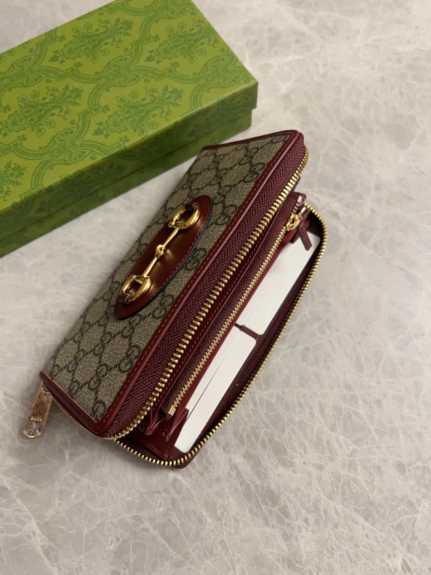 💰420 🇭🇺🇭🇺 Newly launched Gucci made of GG Supreme premium man-made canvas and brown leather 🍿🍿1955 Horsebit Card Holder This series adopts the same double ring and long strip design as the handbag 🍿🍿This detail is inspired by the brand’s equestrian roots 🍿🍿 It is one of Gucci’s classic heritage 🍿🍿 It is also one of the brand’s most representative symbolic elements 🍿🍿Model: 621889, size: 19.5x10x3cm