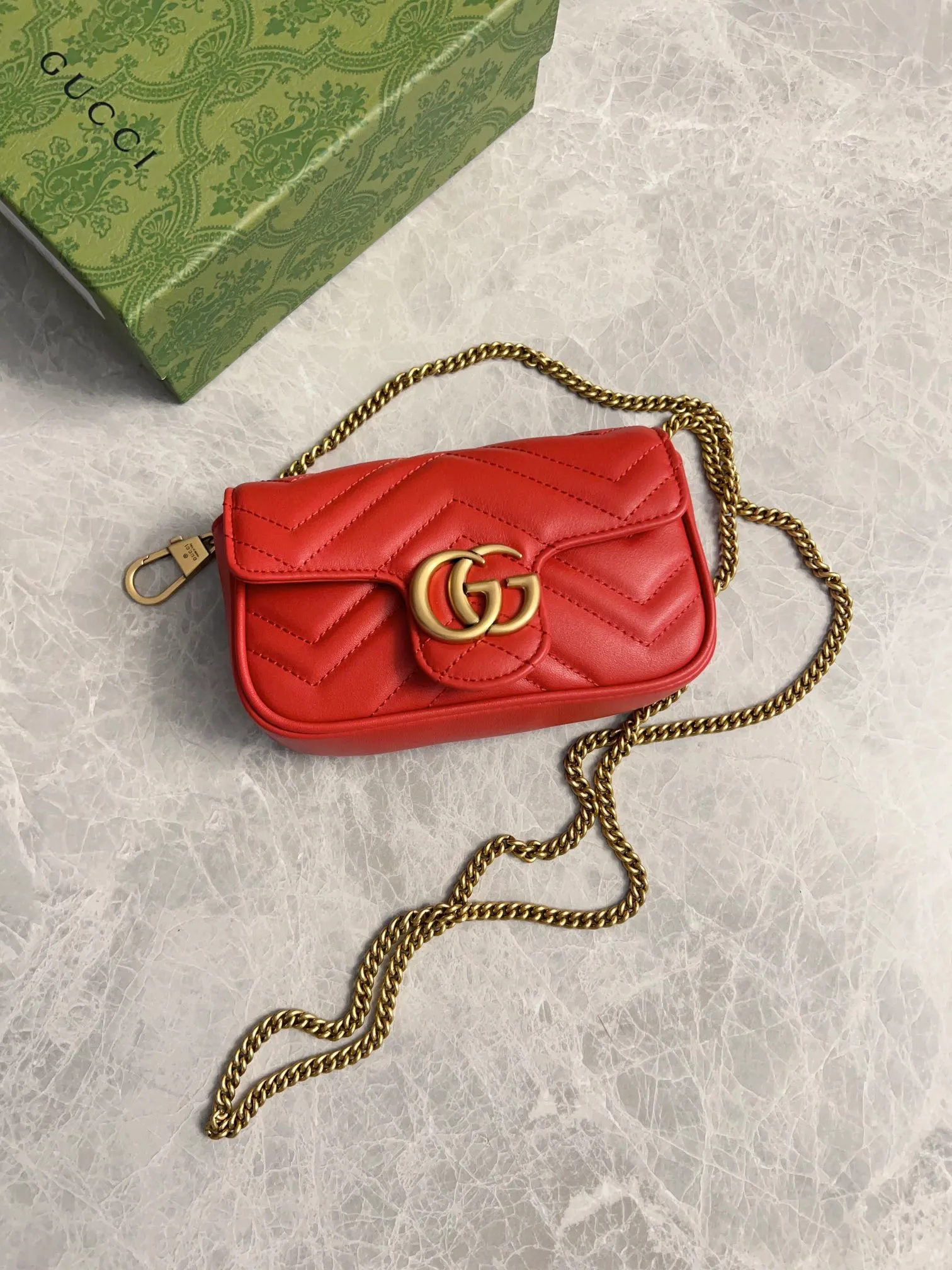 💰600 upgraded version 🇭🇺🇭🇺GUCCI official website updated simultaneously ~ GG marmont series 🐡🐡The latest mini bag, a cute and stylish artifact 🐡🐡The cute design is more practical and can easily accommodate plus mobile phones, lipsticks, and small card holders🐡🐡Imported calfskin is soft to the touch, fashionable and compact! 🐡🐡 Model: 476433, size: 16.5*10.2*5.1 cm, color: black, green, white, bright red, nude pink