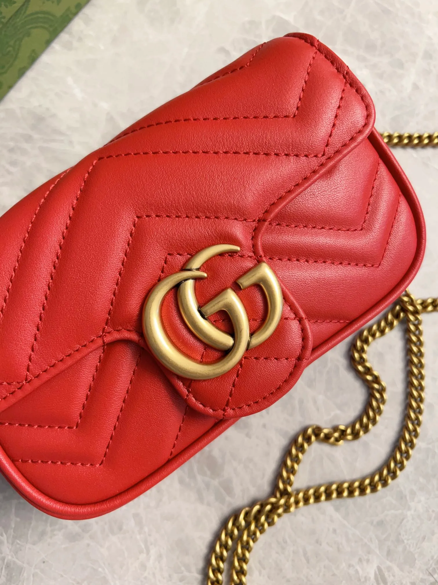 💰600 upgraded version 🇭🇺🇭🇺GUCCI official website updated simultaneously ~ GG marmont series 🐡🐡The latest mini bag, a cute and stylish artifact 🐡🐡The cute design is more practical and can easily accommodate plus mobile phones, lipsticks, and small card holders🐡🐡Imported calfskin is soft to the touch, fashionable and compact! 🐡🐡 Model: 476433, size: 16.5*10.2*5.1 cm, color: black, green, white, bright red, nude pink