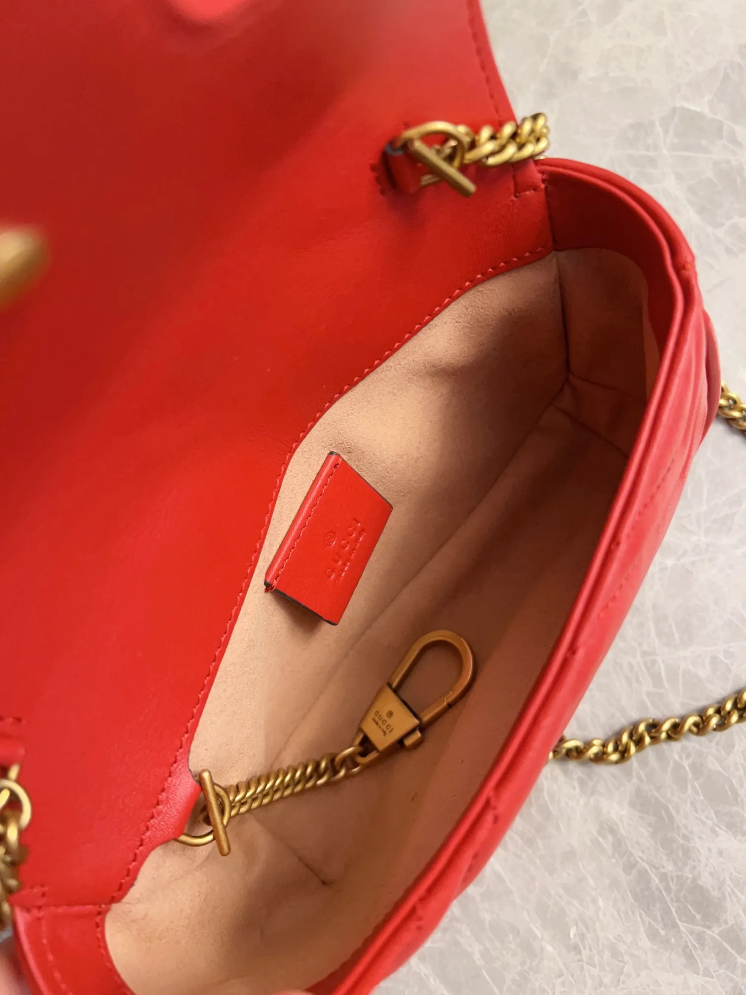 💰600 upgraded version 🇭🇺🇭🇺GUCCI official website updated simultaneously ~ GG marmont series 🐡🐡The latest mini bag, a cute and stylish artifact 🐡🐡The cute design is more practical and can easily accommodate plus mobile phones, lipsticks, and small card holders🐡🐡Imported calfskin is soft to the touch, fashionable and compact! 🐡🐡 Model: 476433, size: 16.5*10.2*5.1 cm, color: black, green, white, bright red, nude pink