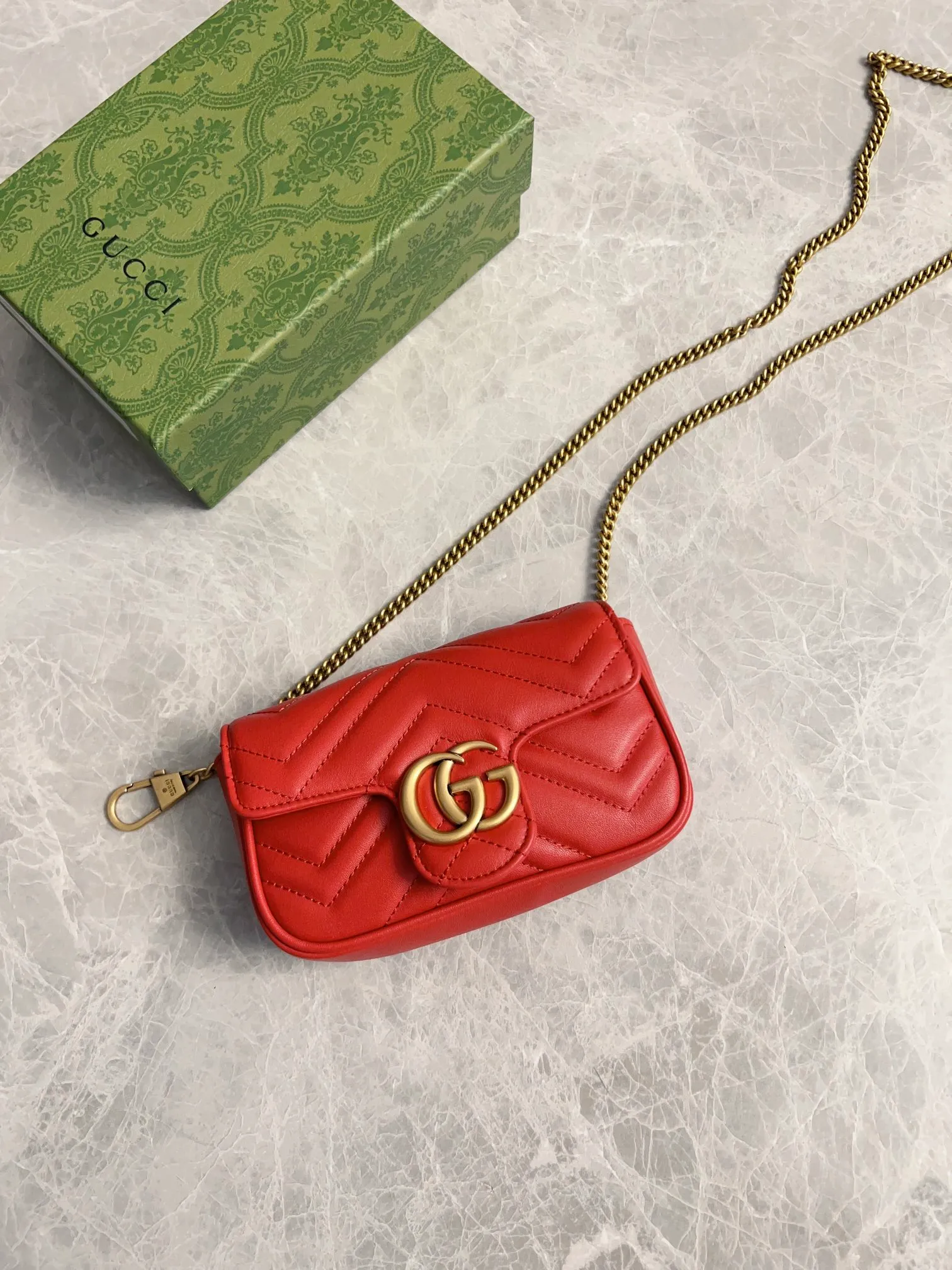💰600 upgraded version 🇭🇺🇭🇺GUCCI official website updated simultaneously ~ GG marmont series 🐡🐡The latest mini bag, a cute and stylish artifact 🐡🐡The cute design is more practical and can easily accommodate plus mobile phones, lipsticks, and small card holders🐡🐡Imported calfskin is soft to the touch, fashionable and compact! 🐡🐡 Model: 476433, size: 16.5*10.2*5.1 cm, color: black, green, white, bright red, nude pink