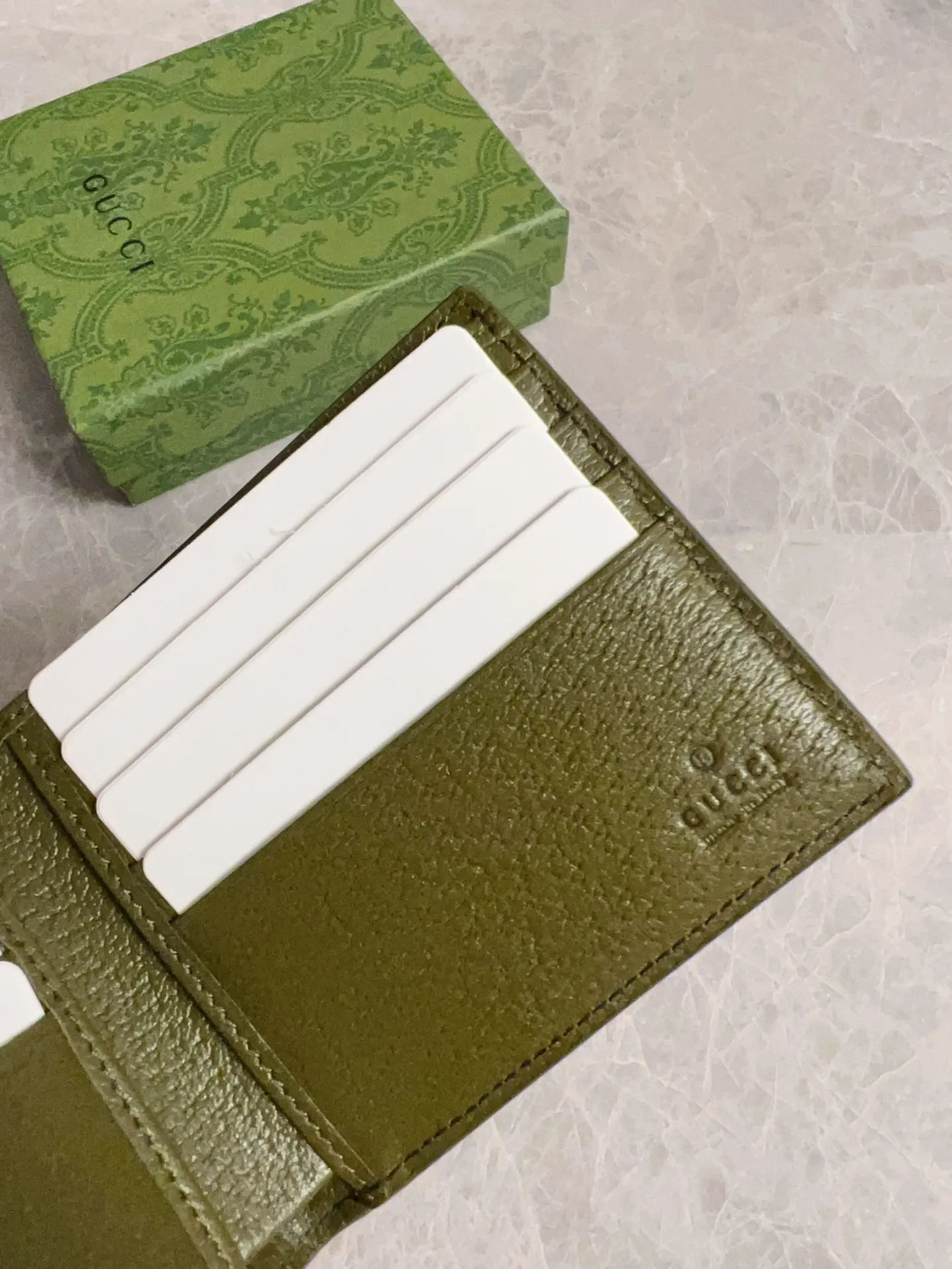 💰310 🇭🇺🇭🇺Gucci’s latest collection ~ Short clip 🧤🧤The two-tone design full of contrasting beauty makes the GG logo emblazoned on the body of the bag shine. 🧤🧤The fabric is made of black GG, and the lining is made of contrasting cowhide. 🧤🧤Black GG Supreme canvas, with dark gray ceramic effect double G, size: 11x 9cm Model: 768243 (original product)