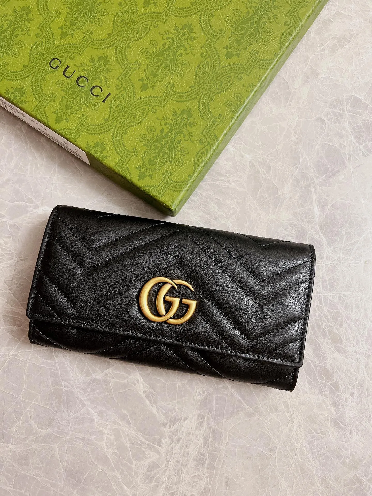 💰420 🇭🇺🇭🇺Latest ~ GG Marmont long wallet 💋💋 Made of quilted leather with GG logo embroidered on the back 💋💋GG logo vintage gold-tone hardware 💋💋 Italian-made Double G buckle snap closure 💋💋 12 card compartments and 2 Bill compartments💋💋2 separate internal compartments Zippered coin pocket closure💋💋Model: 443436, Dimensions: 19 x 10 x 3.5 CM, Color: black, red, pink,