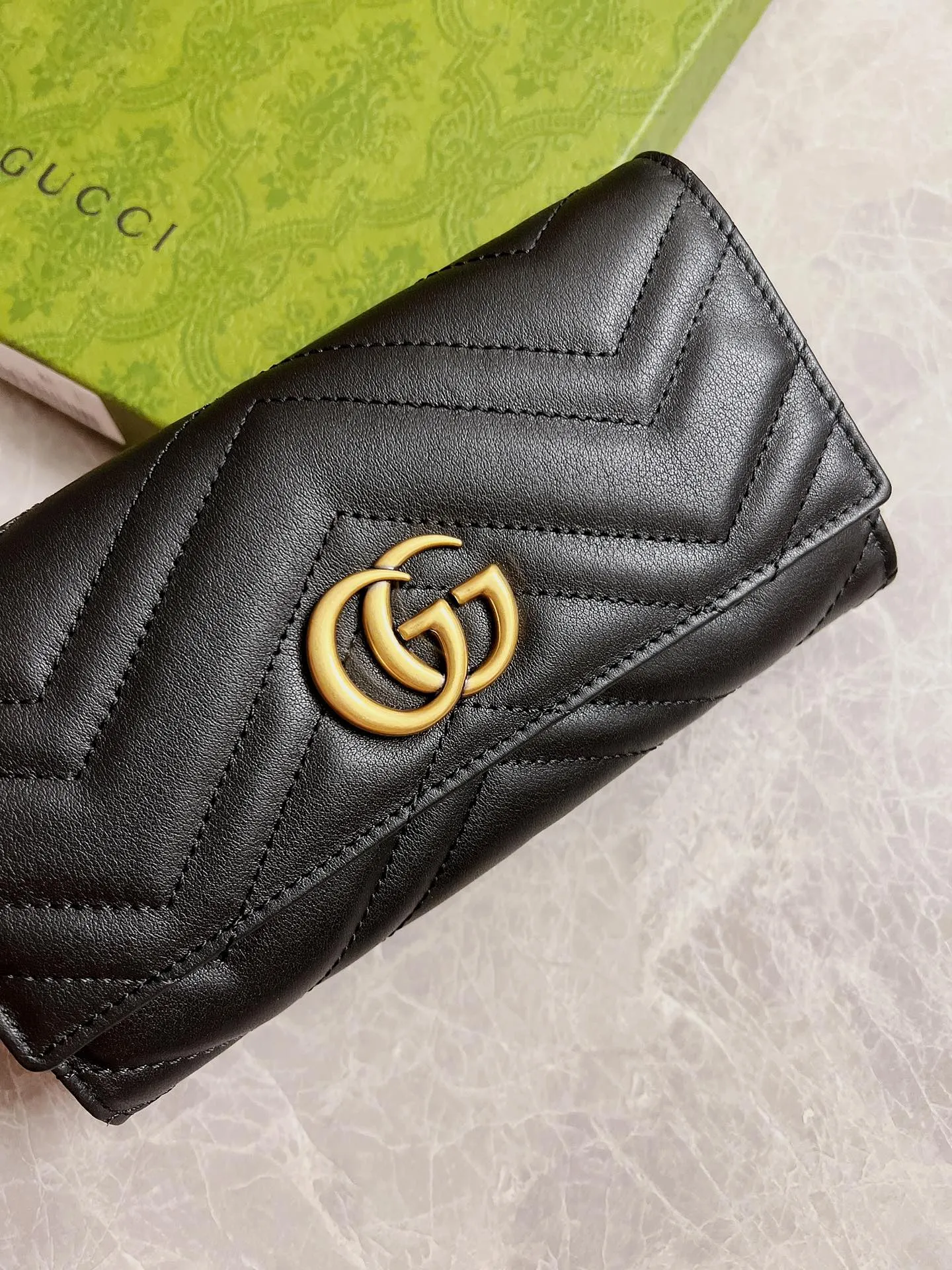 💰420 🇭🇺🇭🇺Latest ~ GG Marmont long wallet 💋💋 Made of quilted leather with GG logo embroidered on the back 💋💋GG logo vintage gold-tone hardware 💋💋 Italian-made Double G buckle snap closure 💋💋 12 card compartments and 2 Bill compartments💋💋2 separate internal compartments Zippered coin pocket closure💋💋Model: 443436, Dimensions: 19 x 10 x 3.5 CM, Color: black, red, pink,