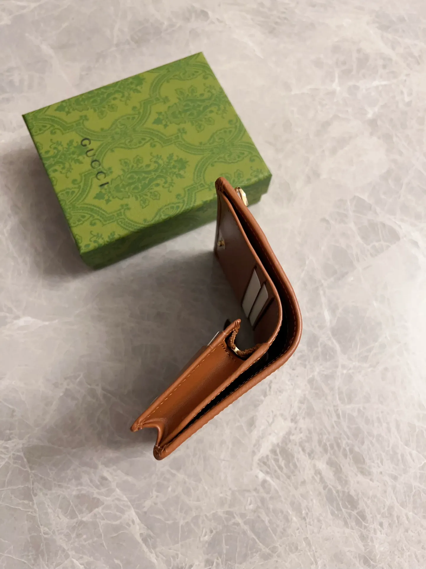 💰380 🇮🇹🇮🇹‼ ️GG Emblem series mini wallet ~ card holder The new GG Emblem series reinterprets the brand's timeless elegance and exquisite craftsmanship 🍒🍒This beige and dark brown mini wallet reinterprets the brand's new small accessories series, 🍒🍒It is crafted from the new GG letter pattern canvas 🍒🍒Elaborately equipped with multiple compartments and cleverly integrated into practical snap closures. Model: 820692 Size: 11x8.5x3cm Color: black, brown/pvc.