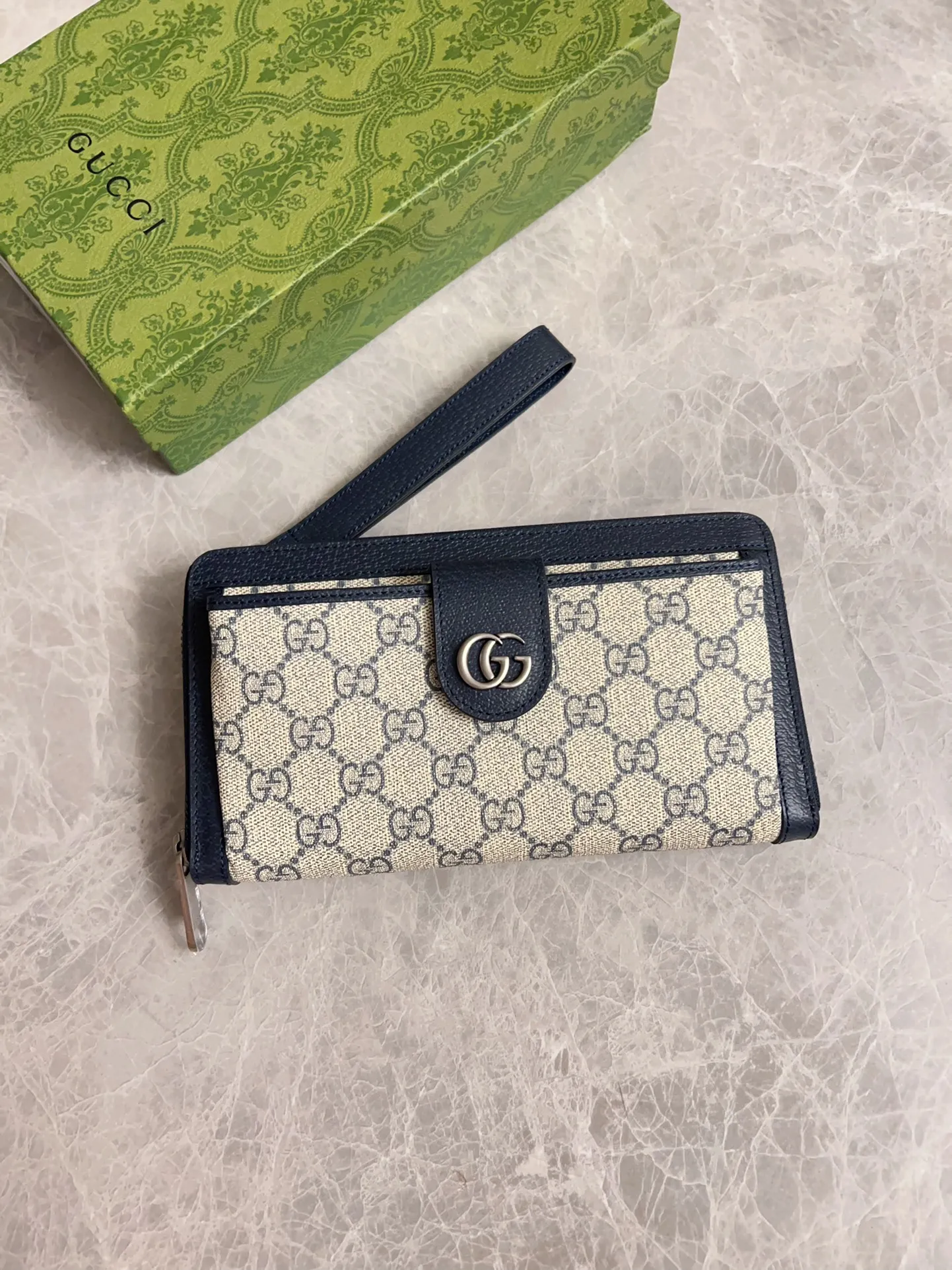 💰600 🇭🇺🇭🇺GG Ophidia series combines the traditional essence of Gucci with modern design to present dazzling new works with ingenuity. 🧤🧤This wallet is crafted from GG Supreme canvas and embellished with palladium silver-toned Double G-shaped accessories, making the entire design more eye-catching. 🧤🧤Detachable wrist strap, zipper closure🧤🧤Model number: 760248. Dimensions: 21(width) x 12(h) x 4cm(d)