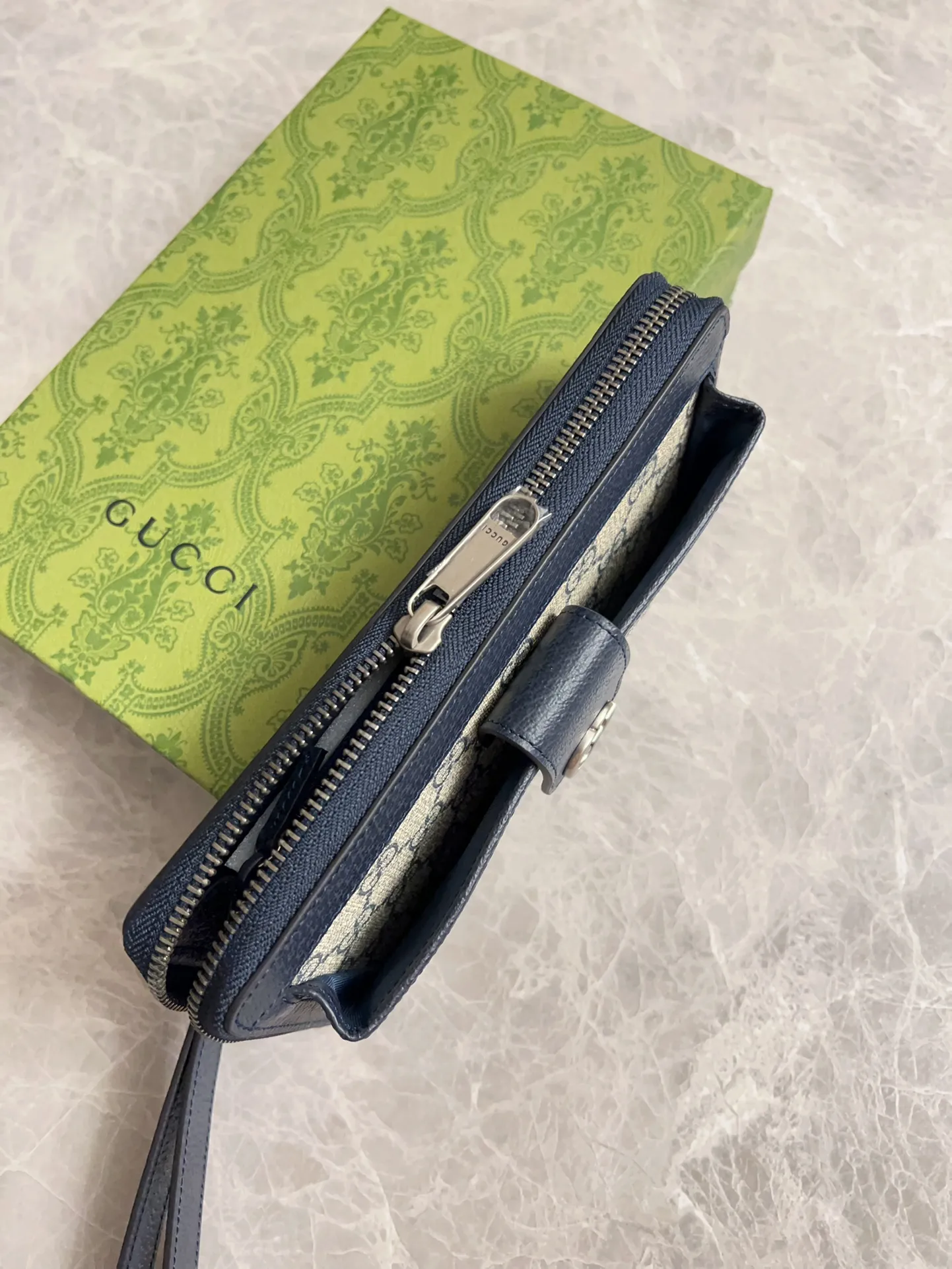 💰600 🇭🇺🇭🇺GG Ophidia series combines the traditional essence of Gucci with modern design to present dazzling new works with ingenuity. 🧤🧤This wallet is crafted from GG Supreme canvas and embellished with palladium silver-toned Double G-shaped accessories, making the entire design more eye-catching. 🧤🧤Detachable wrist strap, zipper closure🧤🧤Model number: 760248. Dimensions: 21(width) x 12(h) x 4cm(d)