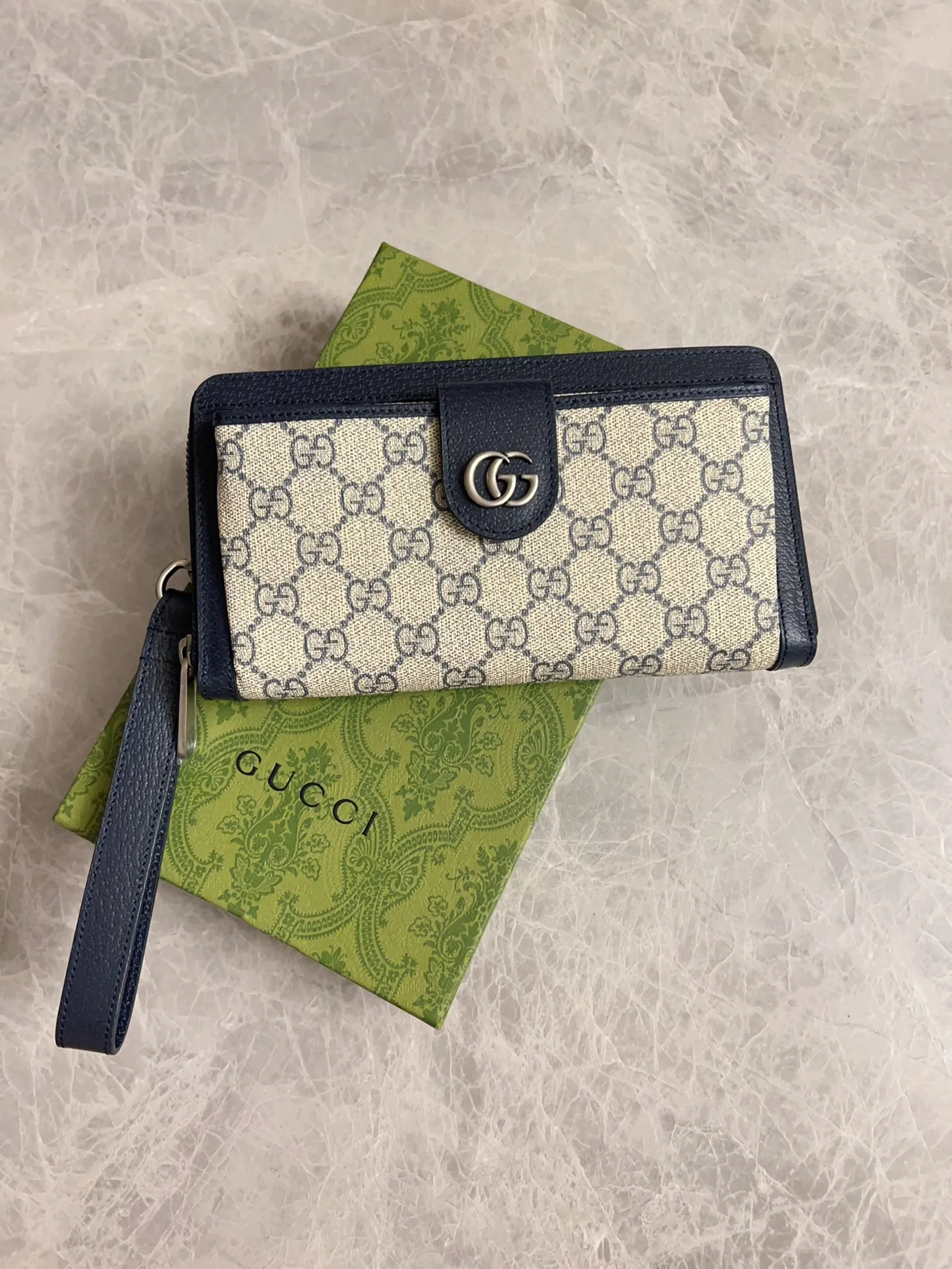💰600 🇭🇺🇭🇺GG Ophidia series combines the traditional essence of Gucci with modern design to present dazzling new works with ingenuity. 🧤🧤This wallet is crafted from GG Supreme canvas and embellished with palladium silver-toned Double G-shaped accessories, making the entire design more eye-catching. 🧤🧤Detachable wrist strap, zipper closure🧤🧤Model number: 760248. Dimensions: 21(width) x 12(h) x 4cm(d)