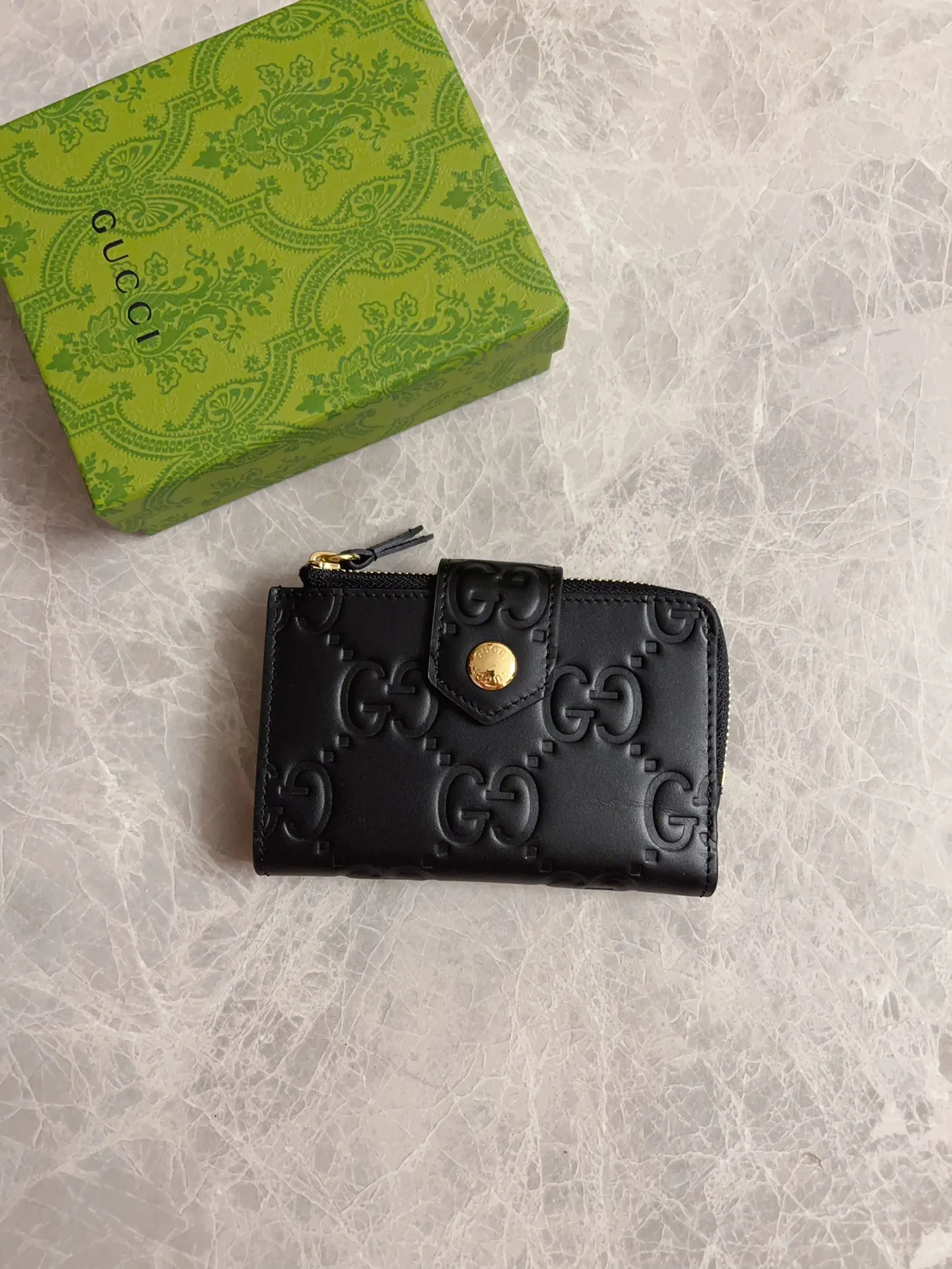 💰480 🇭🇺🇭🇺Gucci [New Product] The classic GG pattern with rich texture and luster injects a unique style into this elegant black medium wallet 🍉🍉. Black GG cowhide, antique gold tone metal buttons🍉🍉 Model: 790131 Size: 13x 8.5x2 Color: Black Made in Italy