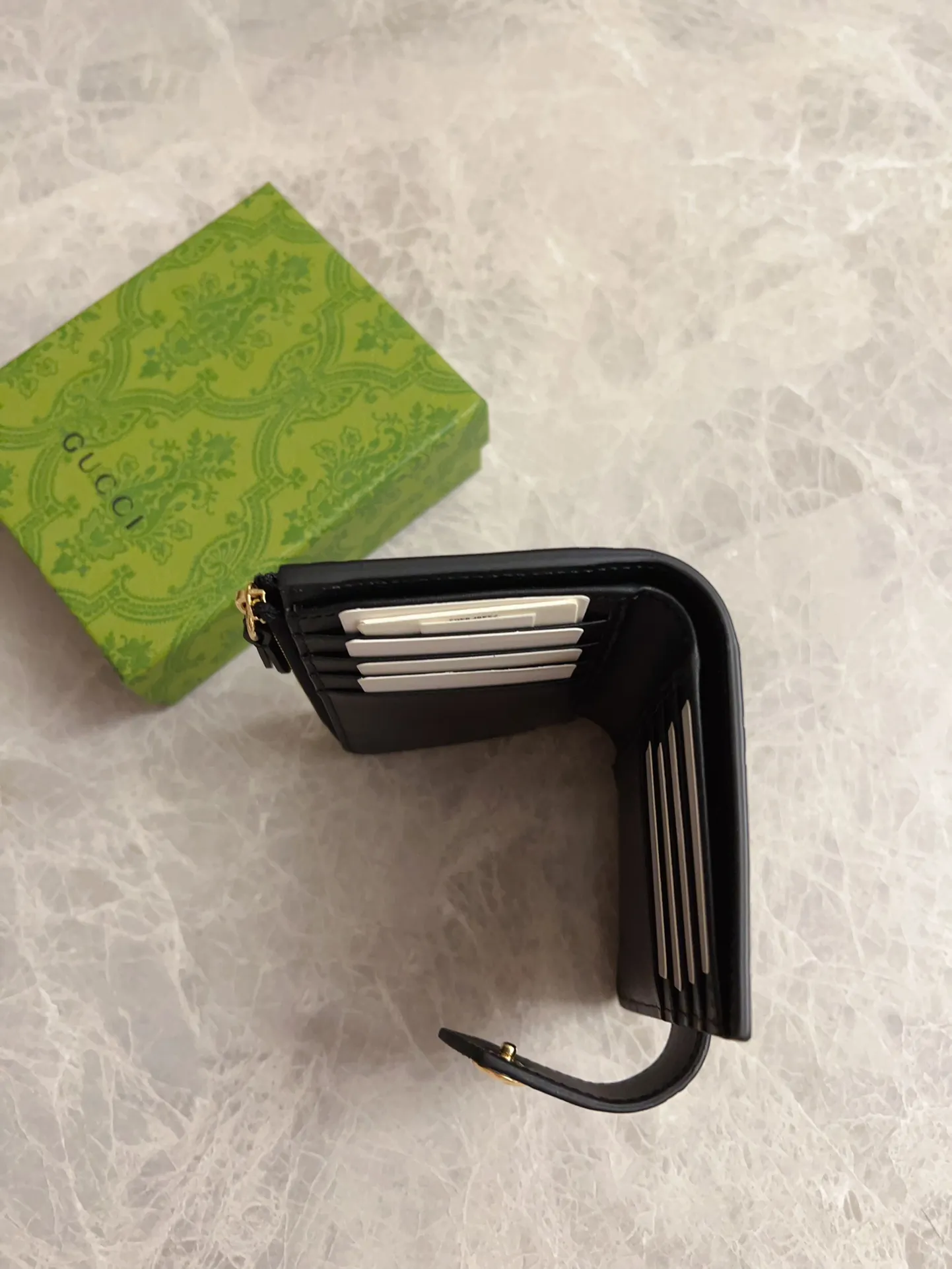 💰480 🇭🇺🇭🇺Gucci [New Product] The classic GG pattern with rich texture and luster injects a unique style into this elegant black medium wallet 🍉🍉. Black GG cowhide, antique gold tone metal buttons🍉🍉 Model: 790131 Size: 13x 8.5x2 Color: Black Made in Italy