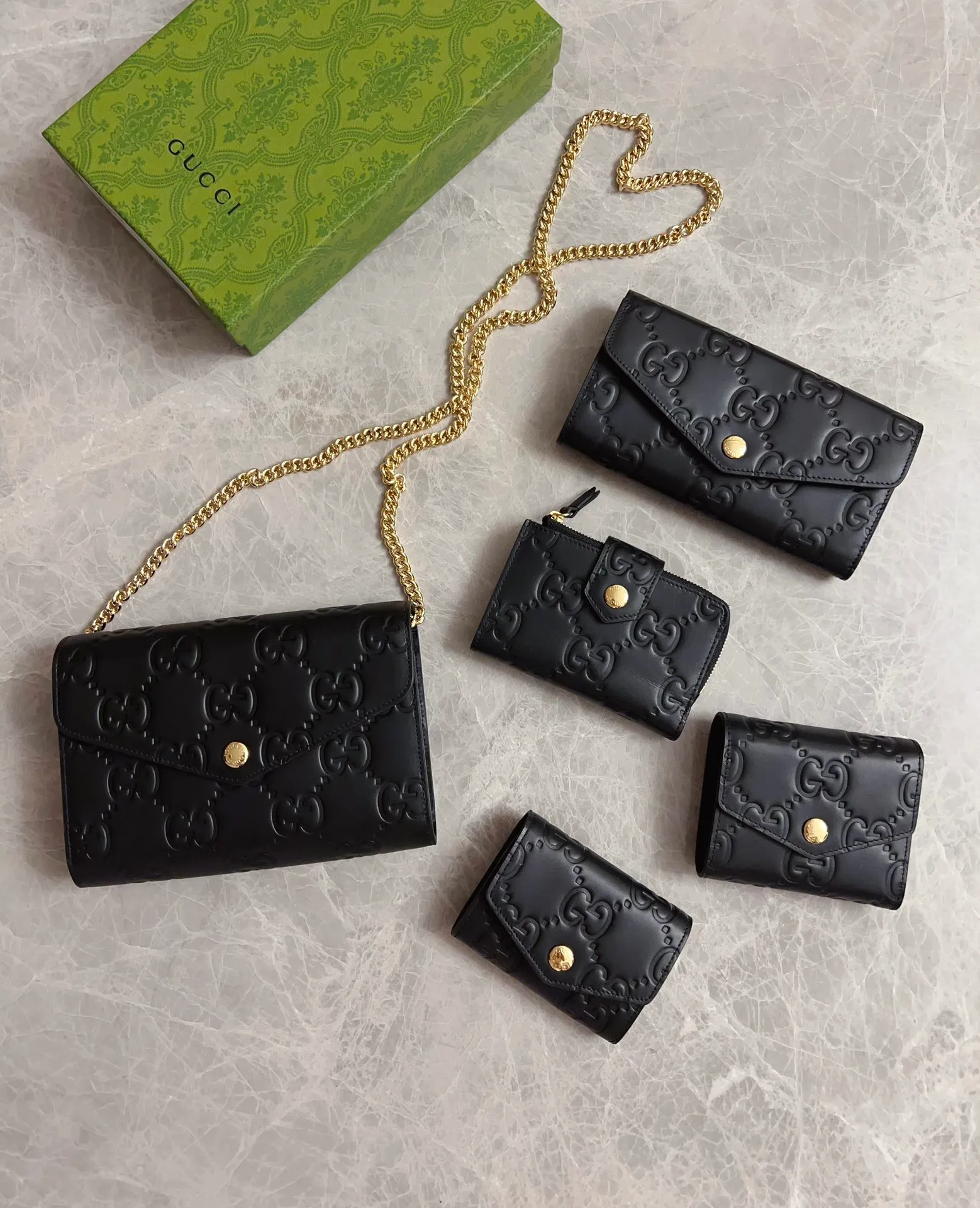 💰480 🇭🇺🇭🇺Gucci [New Product] The classic GG pattern with rich texture and luster injects a unique style into this elegant black medium wallet 🍉🍉. Black GG cowhide, antique gold tone metal buttons🍉🍉 Model: 790131 Size: 13x 8.5x2 Color: Black Made in Italy