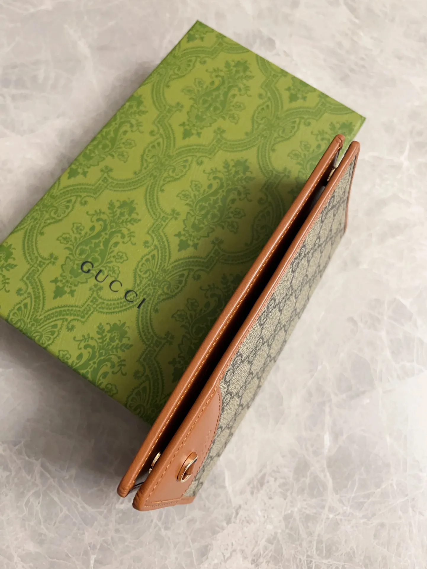 💰440 🇮🇹🇮🇹‼ ️GG Emblem series🏭🏭 The new GG Emblem series reinterprets the brand's timeless elegance and exquisite craftsmanship🏭🏭This beige and dark brown mini wallet reinterprets the brand's new small accessories series🏭🏭It is crafted from the new GG monogram canvas. Carefully equipped with multiple compartment card slots and cleverly integrated with practical snap closure🏭🏭 Model: 821802 Size: 19x11cm Color: black, brown/PVC.