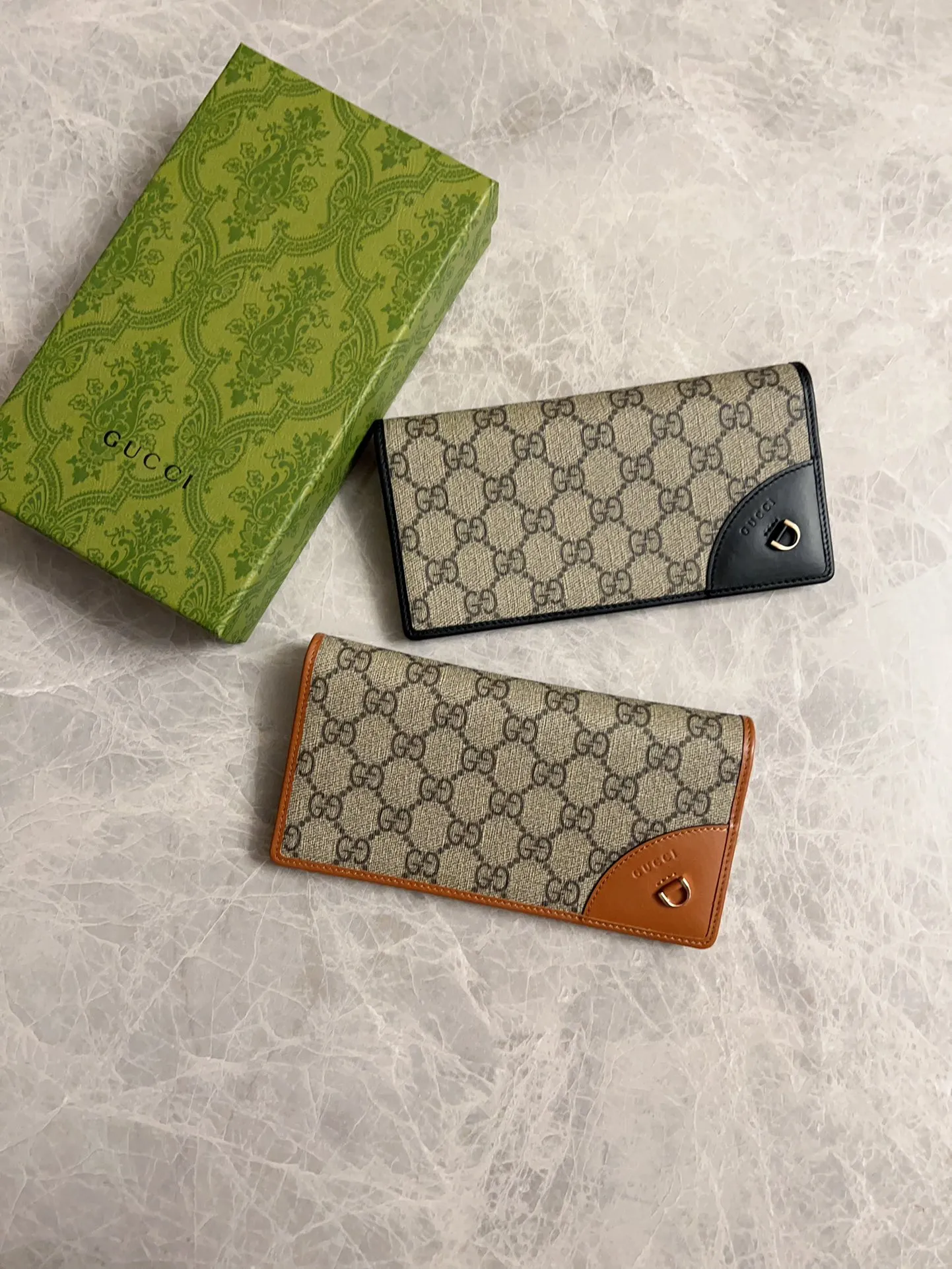 💰440 🇮🇹🇮🇹‼ ️GG Emblem series🏭🏭 The new GG Emblem series reinterprets the brand's timeless elegance and exquisite craftsmanship🏭🏭This beige and dark brown mini wallet reinterprets the brand's new small accessories series🏭🏭It is crafted from the new GG monogram canvas. Carefully equipped with multiple compartment card slots and cleverly integrated with practical snap closure🏭🏭 Model: 821802 Size: 19x11cm Color: black, brown/PVC.