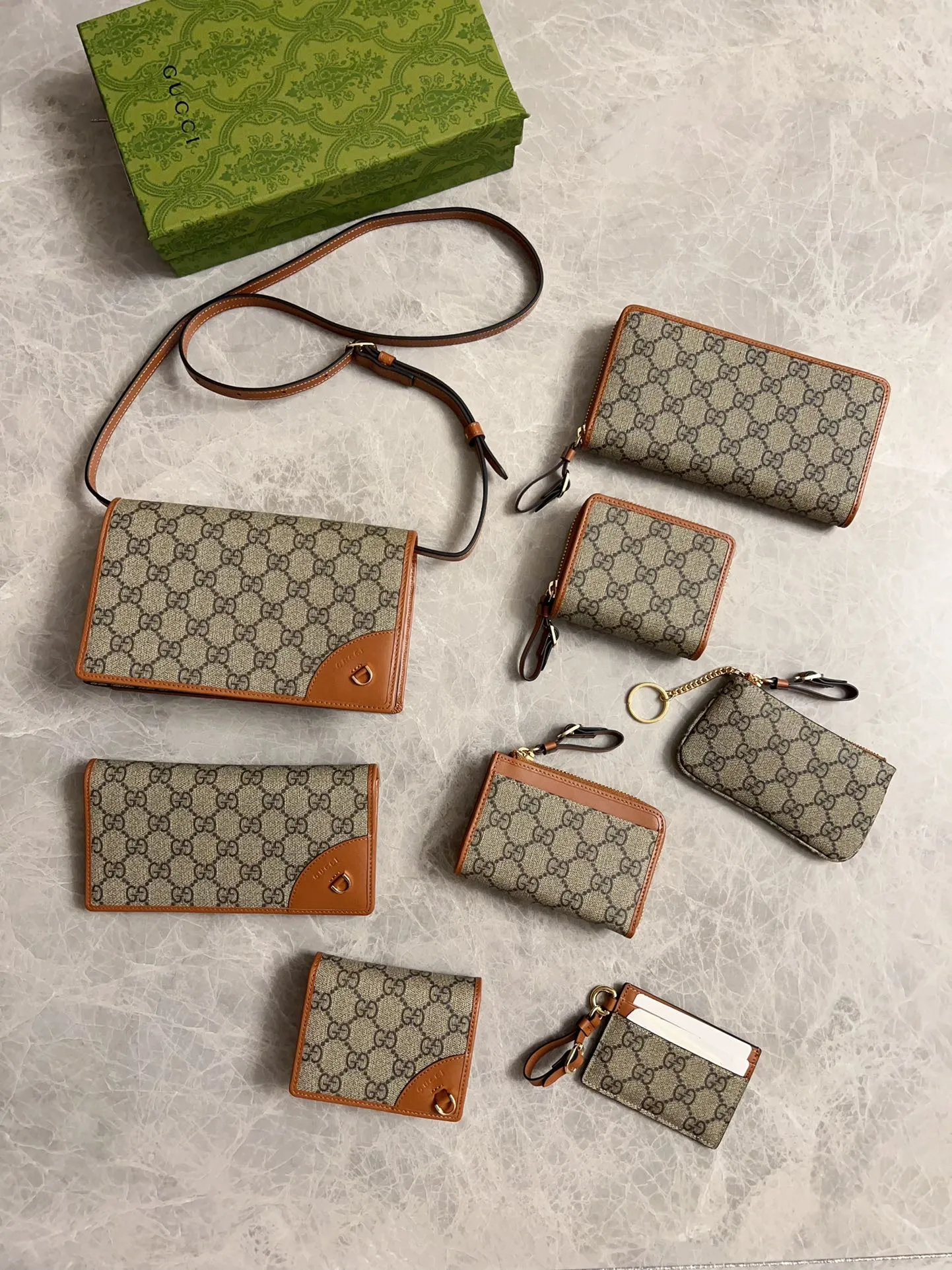 💰440 🇮🇹🇮🇹‼ ️GG Emblem series🏭🏭 The new GG Emblem series reinterprets the brand's timeless elegance and exquisite craftsmanship🏭🏭This beige and dark brown mini wallet reinterprets the brand's new small accessories series🏭🏭It is crafted from the new GG monogram canvas. Carefully equipped with multiple compartment card slots and cleverly integrated with practical snap closure🏭🏭 Model: 821802 Size: 19x11cm Color: black, brown/PVC.