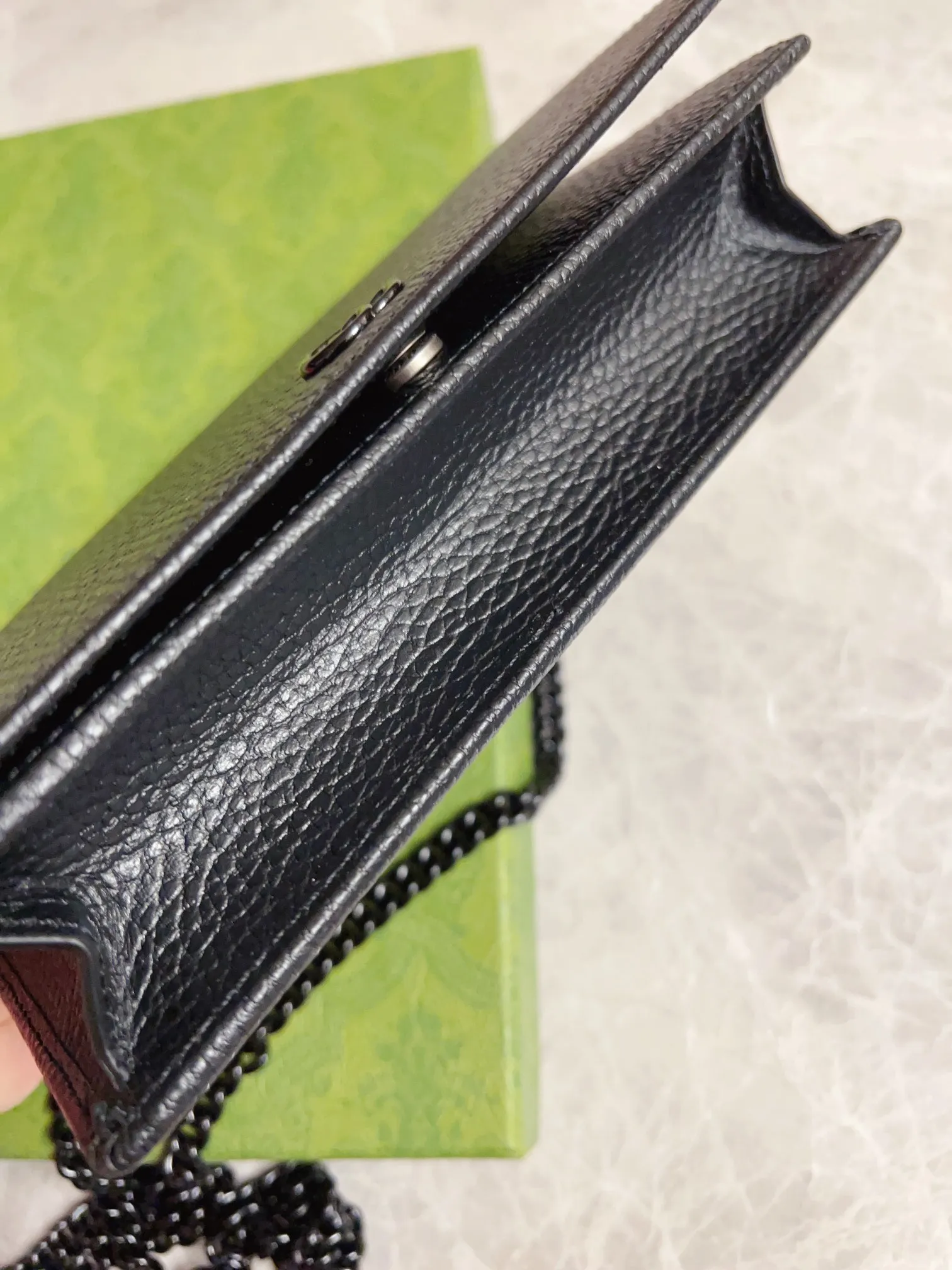 💰640🇭🇺🇭🇺 Top original order! GGMarmont series🍃🍃Chain strap wallet is made of imported cowhide with soft tones, and is reinterpreted with same-tone resin material🍃🍃Classic design is combined with single-tone color matching to highlight the modern fashion style🍃🍃Zipper inner pocket and open pocket-six card compartments Mirror-detachable chain shoulder strap🌱🌱Model: 497985, size: 20*12.5*4cm