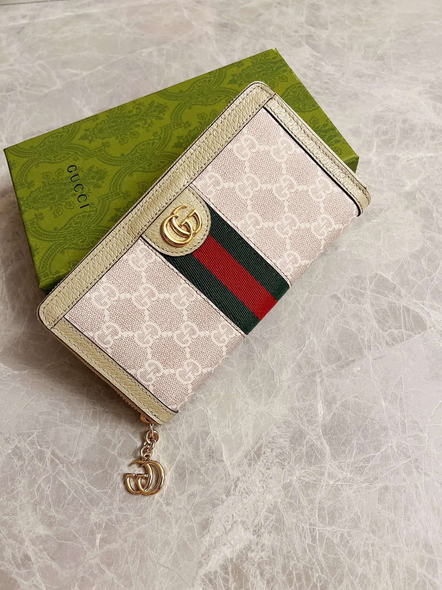 💰410🇭🇺🇭🇺 The official website is synchronized with the new model! Ophidia series ~ long zipper clip, 🧤🧤 is made of GG Supreme high-grade PVC fabric 🧤🧤 with iconic double G hardware marks, classic red and green webbing, exquisitely made! 🧤🧤Model number: 523154, size: W19xH10xD3cm, color: beige