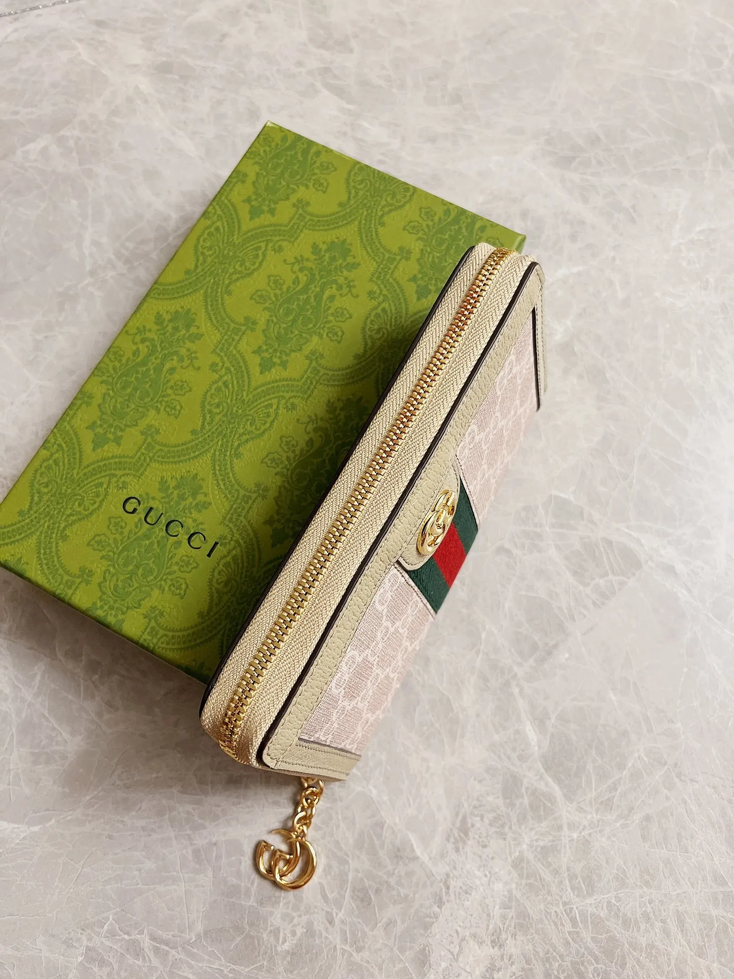 💰410🇭🇺🇭🇺 The official website is synchronized with the new model! Ophidia series ~ long zipper clip, 🧤🧤 is made of GG Supreme high-grade PVC fabric 🧤🧤 with iconic double G hardware marks, classic red and green webbing, exquisitely made! 🧤🧤Model number: 523154, size: W19xH10xD3cm, color: beige