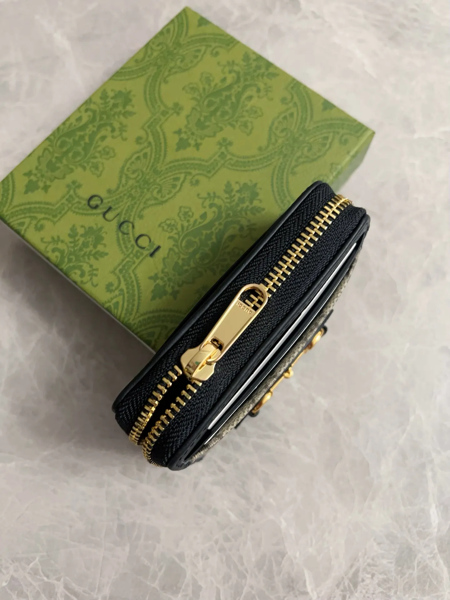 💰380 🇭🇺🇭🇺GG Marmont series🧼🧼Card holder~Business card collection in one🧼🧼Elegant and exquisite design, a must-have and versatile item! Super awesome! Model: 658549. Size: 11.5*8.5*3cm. Color: white~brown/PVC
