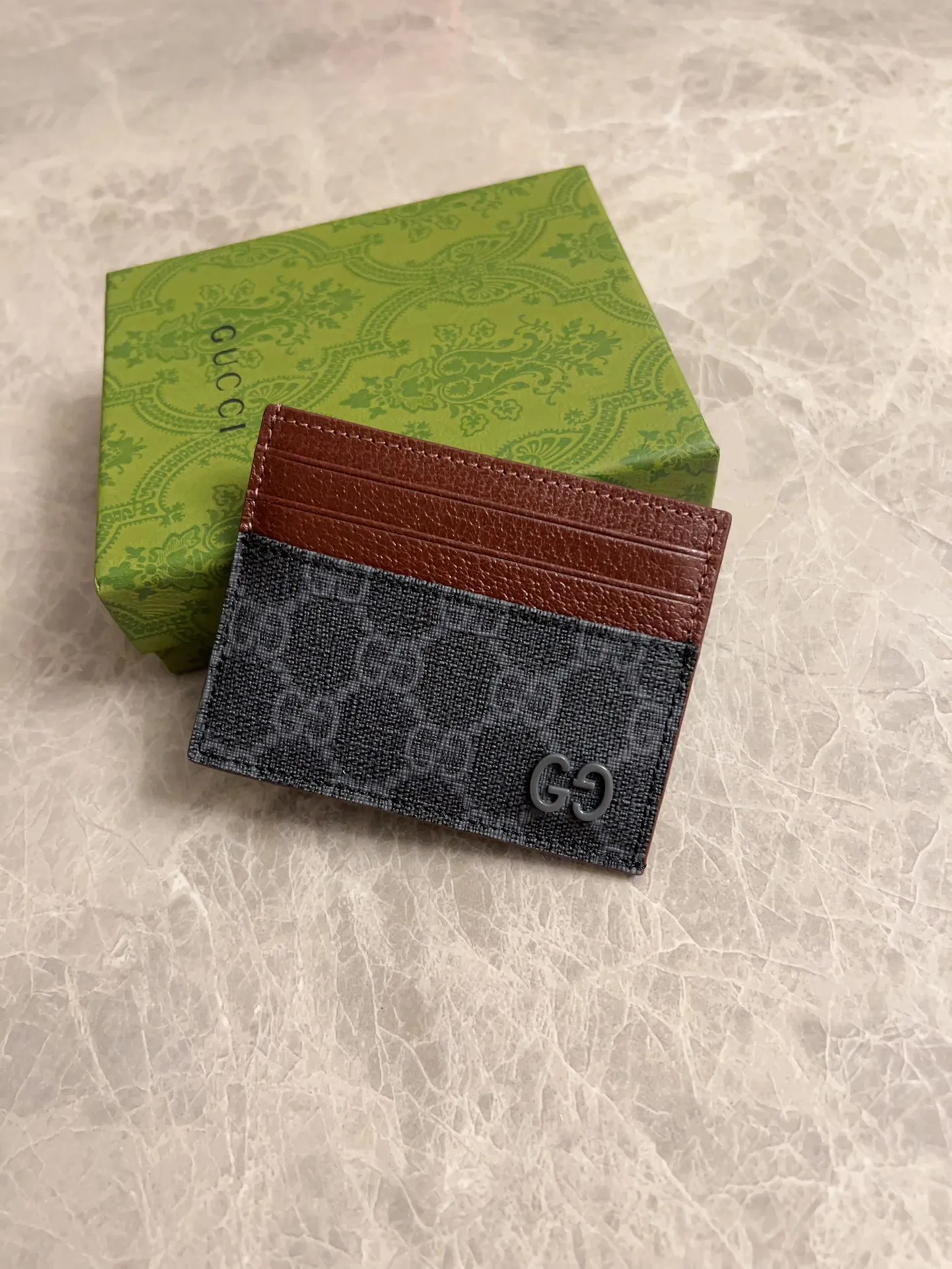 💰260 🇭🇺🇭🇺Gucci’s latest collection ~ card holder 🍖🍖The contrasting two-tone design makes the GG logo emblazoned on the bag stand out 🍖🍖The fabric is made of black GG and the lining is made of contrasting cowhide 🍖🍖Black GG Supreme canvas with dark gray ceramic effect double G, size: 10x 8cm Model: 795230 (original product)
