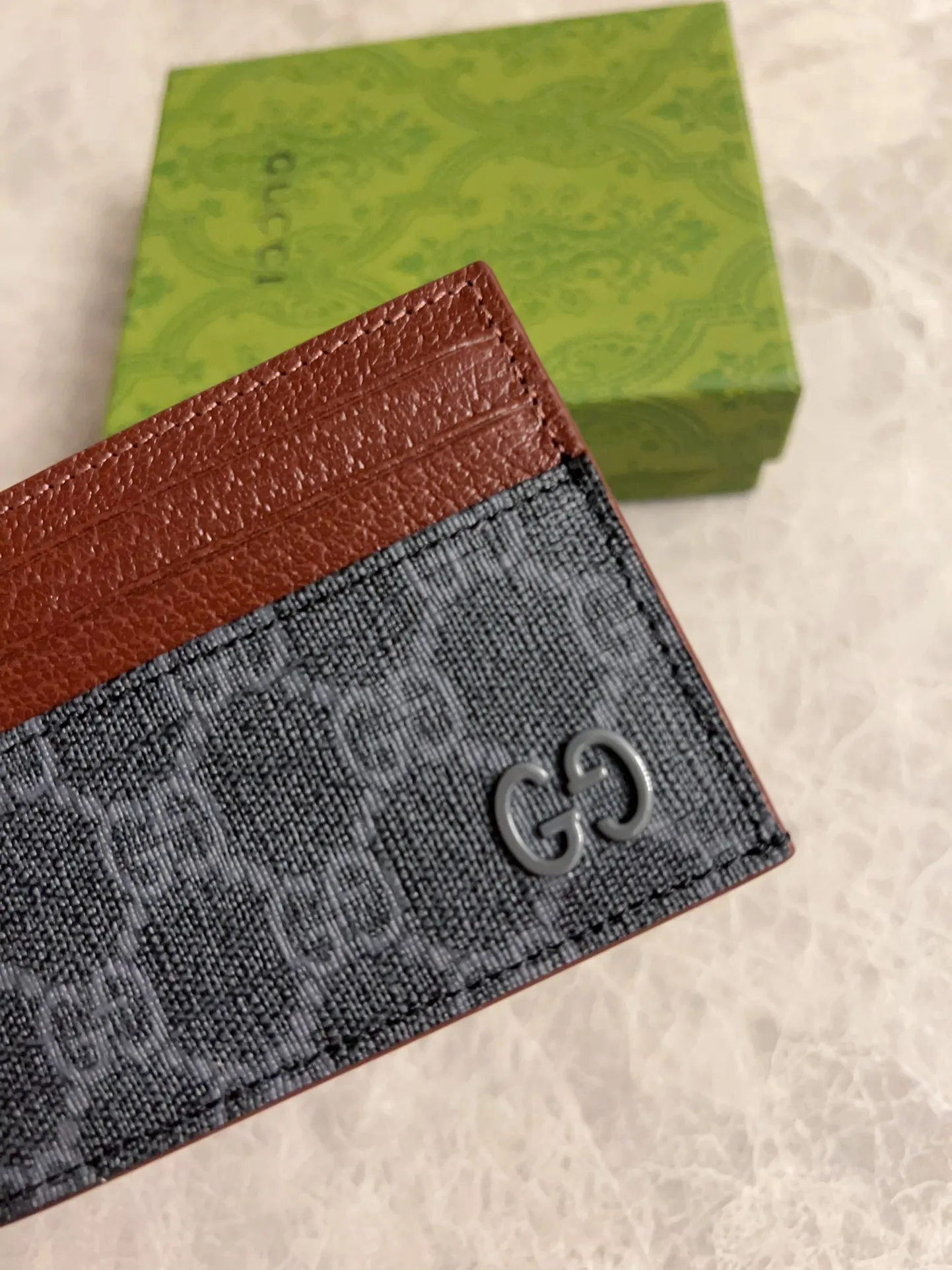 💰260 🇭🇺🇭🇺Gucci’s latest collection ~ card holder 🍖🍖The contrasting two-tone design makes the GG logo emblazoned on the bag stand out 🍖🍖The fabric is made of black GG and the lining is made of contrasting cowhide 🍖🍖Black GG Supreme canvas with dark gray ceramic effect double G, size: 10x 8cm Model: 795230 (original product)