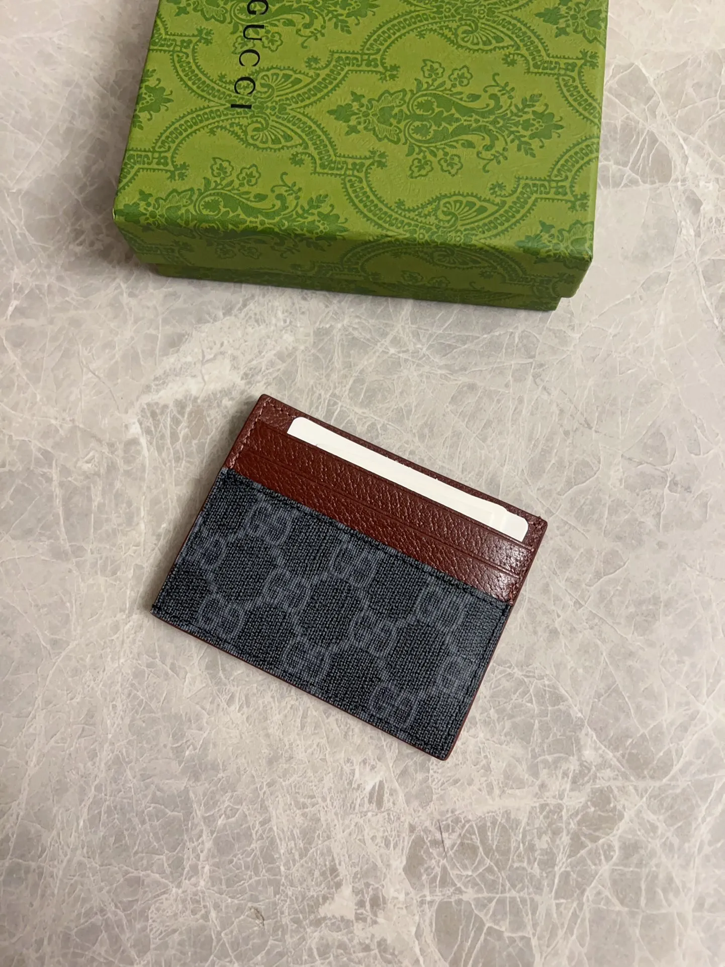 💰260 🇭🇺🇭🇺Gucci’s latest collection ~ card holder 🍖🍖The contrasting two-tone design makes the GG logo emblazoned on the bag stand out 🍖🍖The fabric is made of black GG and the lining is made of contrasting cowhide 🍖🍖Black GG Supreme canvas with dark gray ceramic effect double G, size: 10x 8cm Model: 795230 (original product)